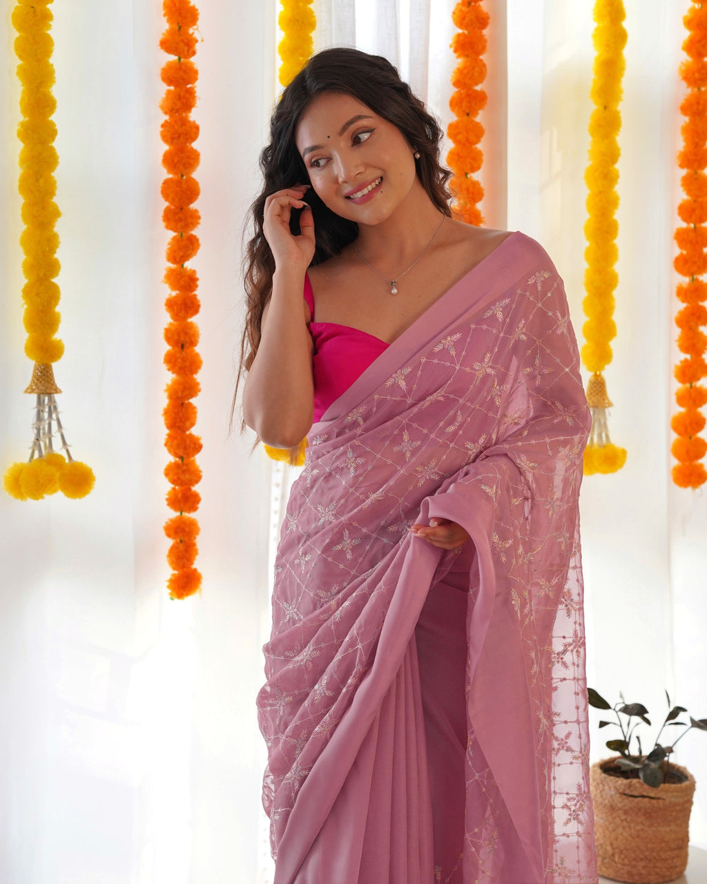 पार्टी वियर डिज़ाइनर साड़ी थ्रेड और सीक्वेंस वर्क के साथ