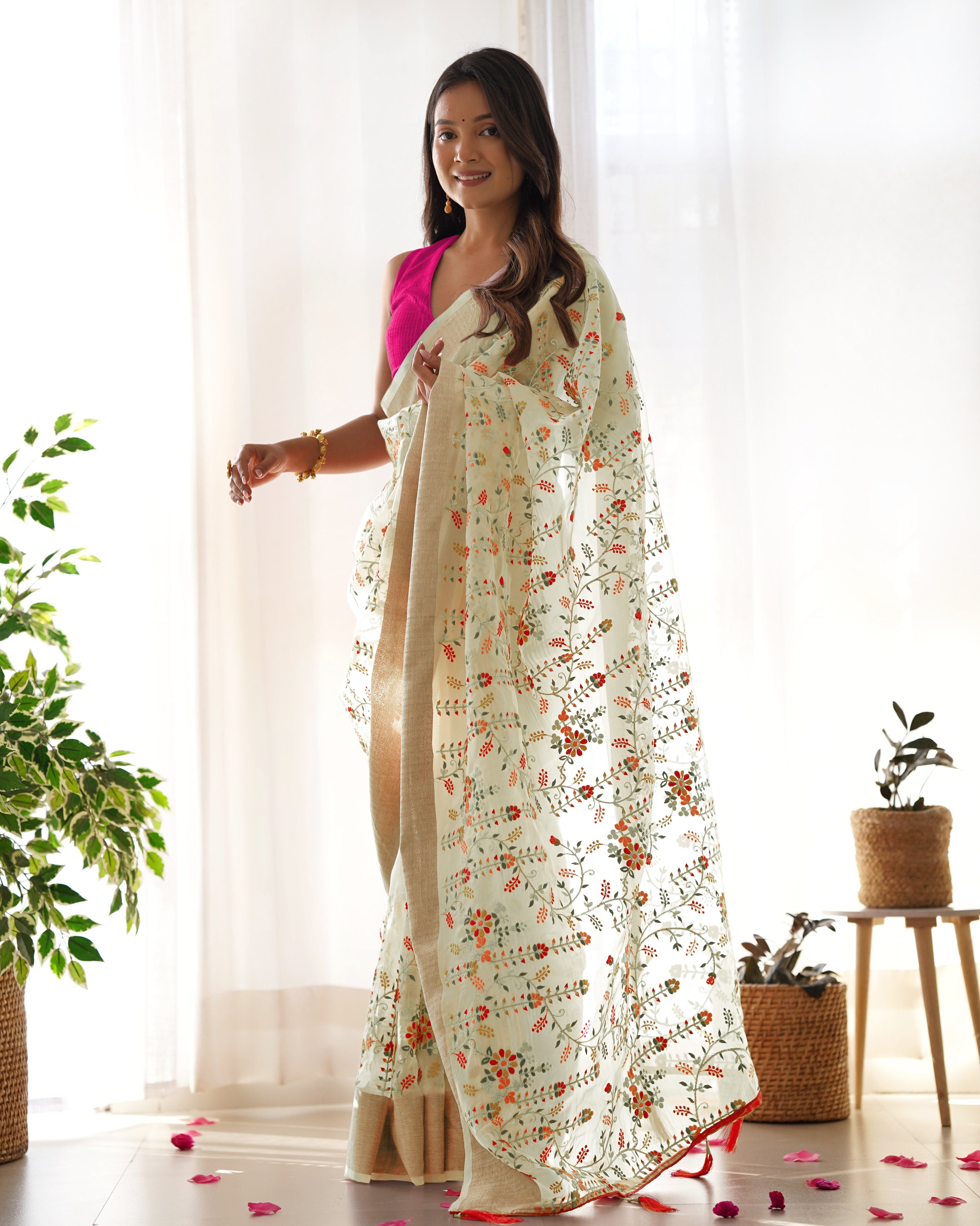 बहुरंगी धागे और ज़री-डोरी वर्क वाली पार्टी वियर साड़ी