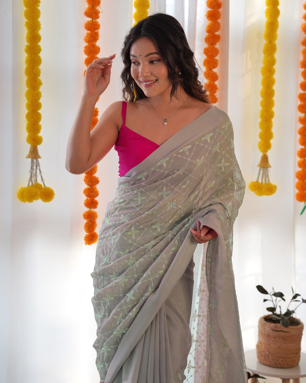 पार्टी वियर डिज़ाइनर साड़ी थ्रेड और सीक्वेंस वर्क के साथ