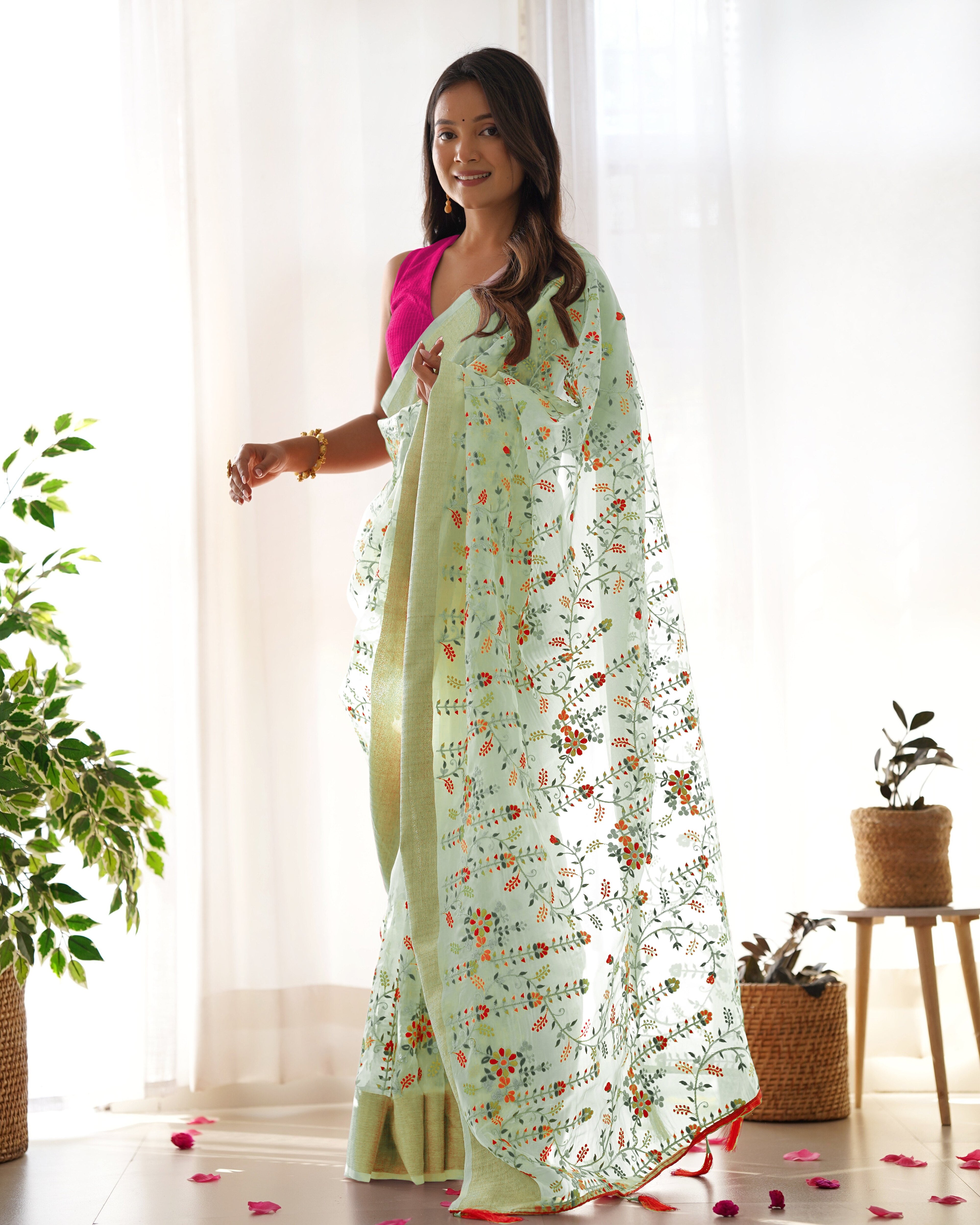 बहुरंगी धागे और ज़री-डोरी वर्क वाली पार्टी वियर साड़ी