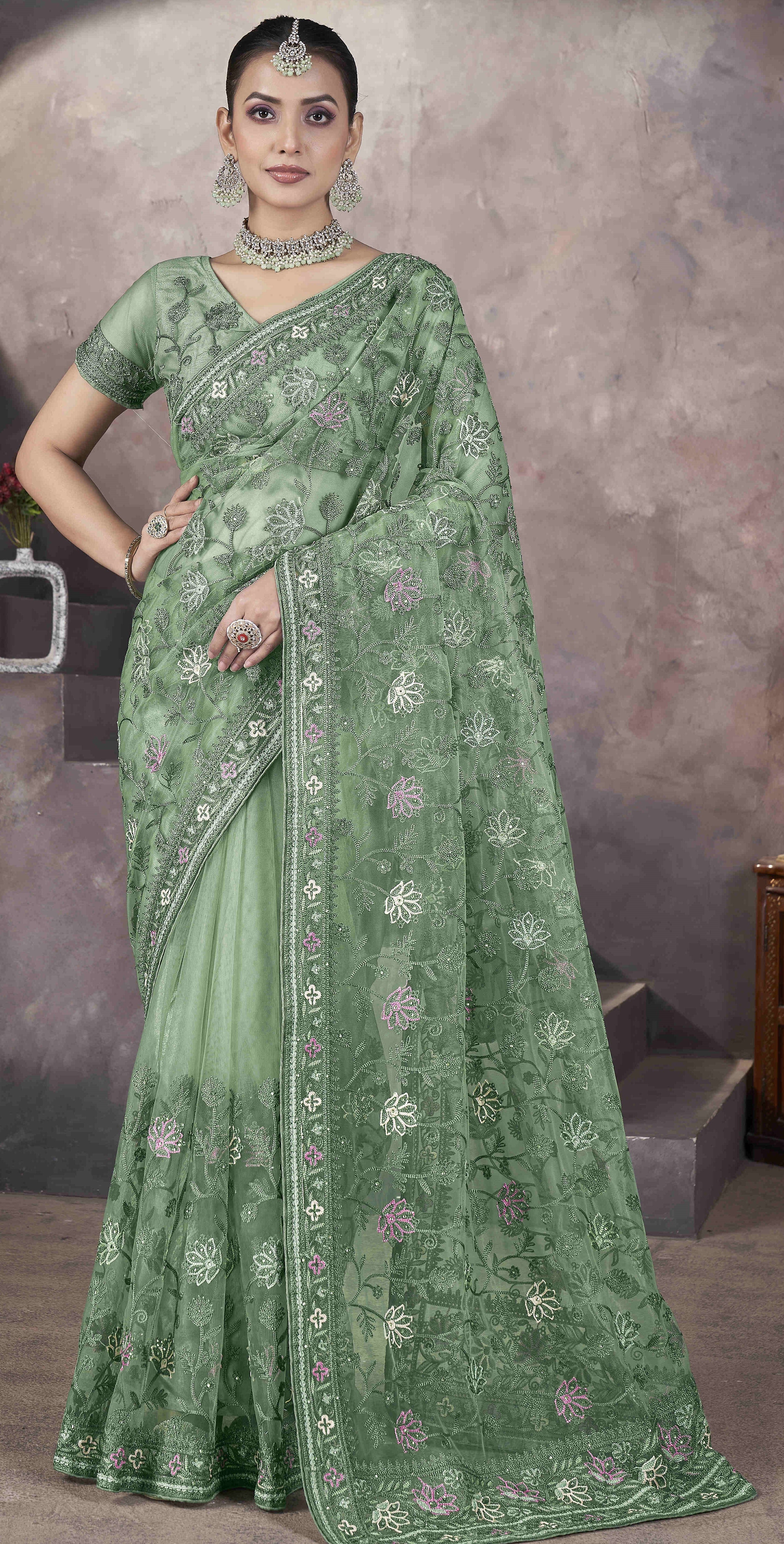 डिज़ाइनर पार्टी वियर लुक कढ़ाई साड़ी