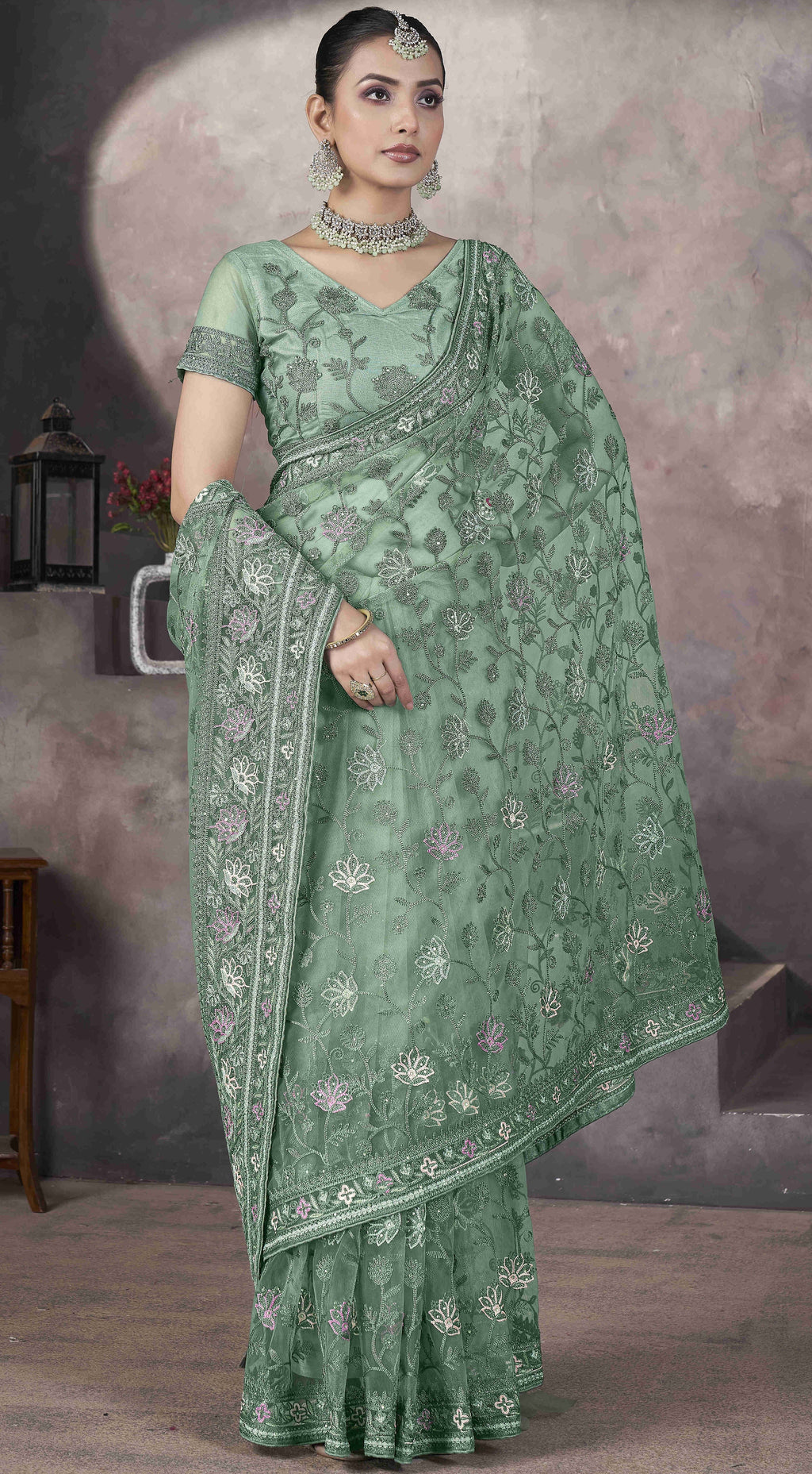 डिज़ाइनर पार्टी वियर लुक कढ़ाई साड़ी