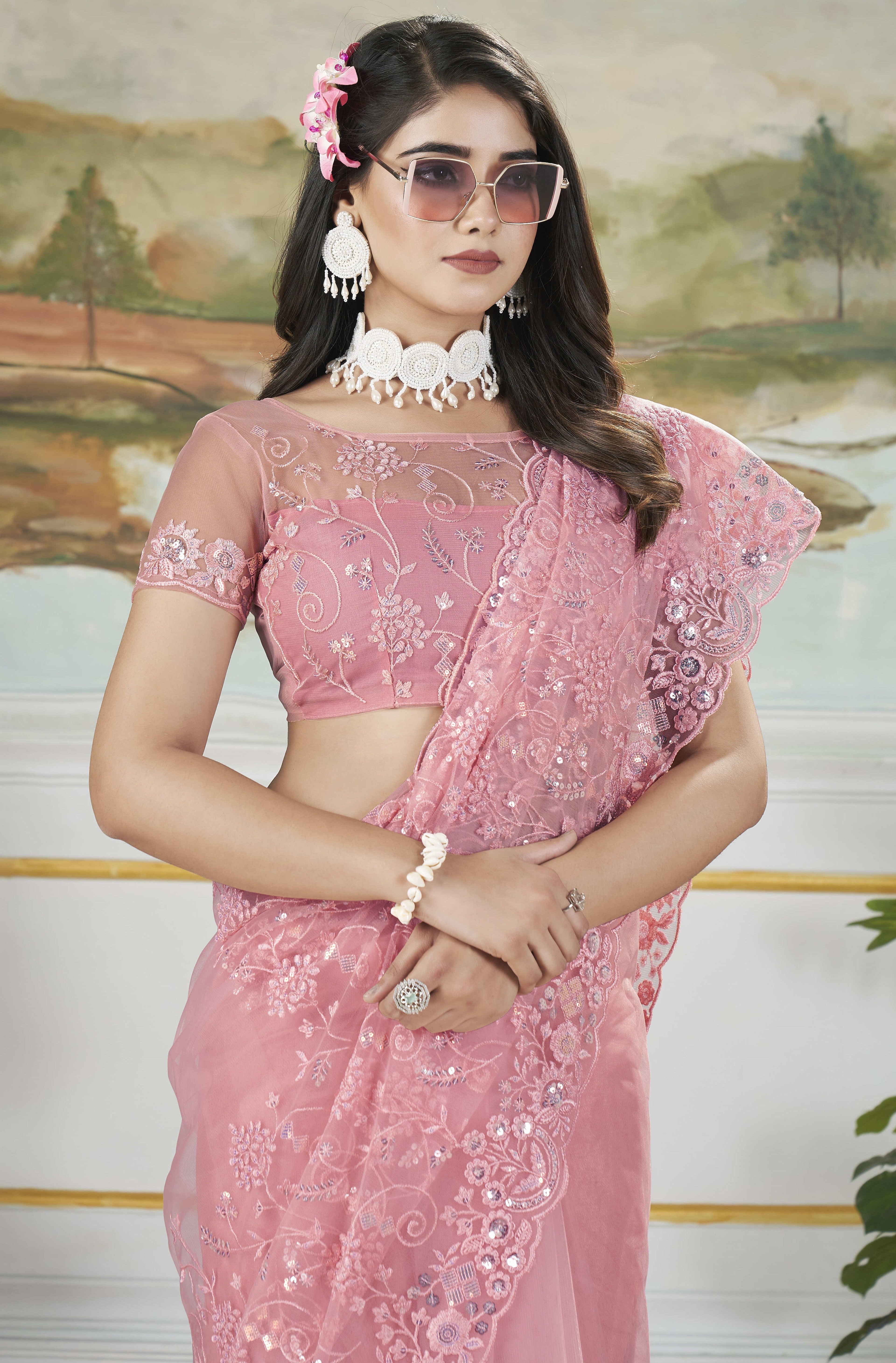 डिज़ाइनर पार्टी वियर लुक कढ़ाई साड़ी