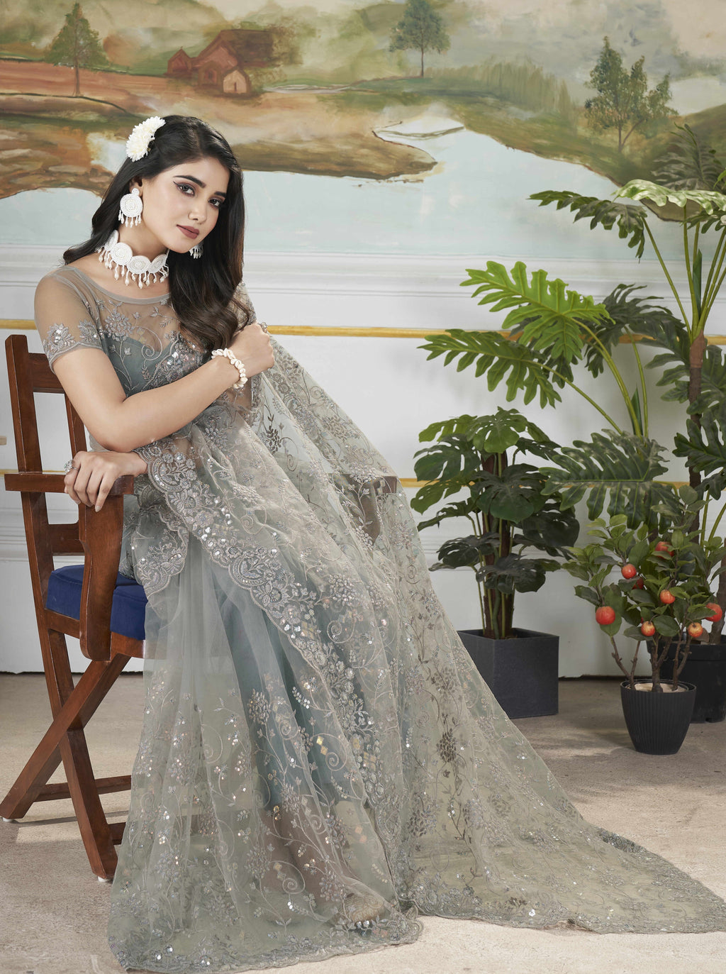 डिज़ाइनर पार्टी वियर लुक कढ़ाई साड़ी