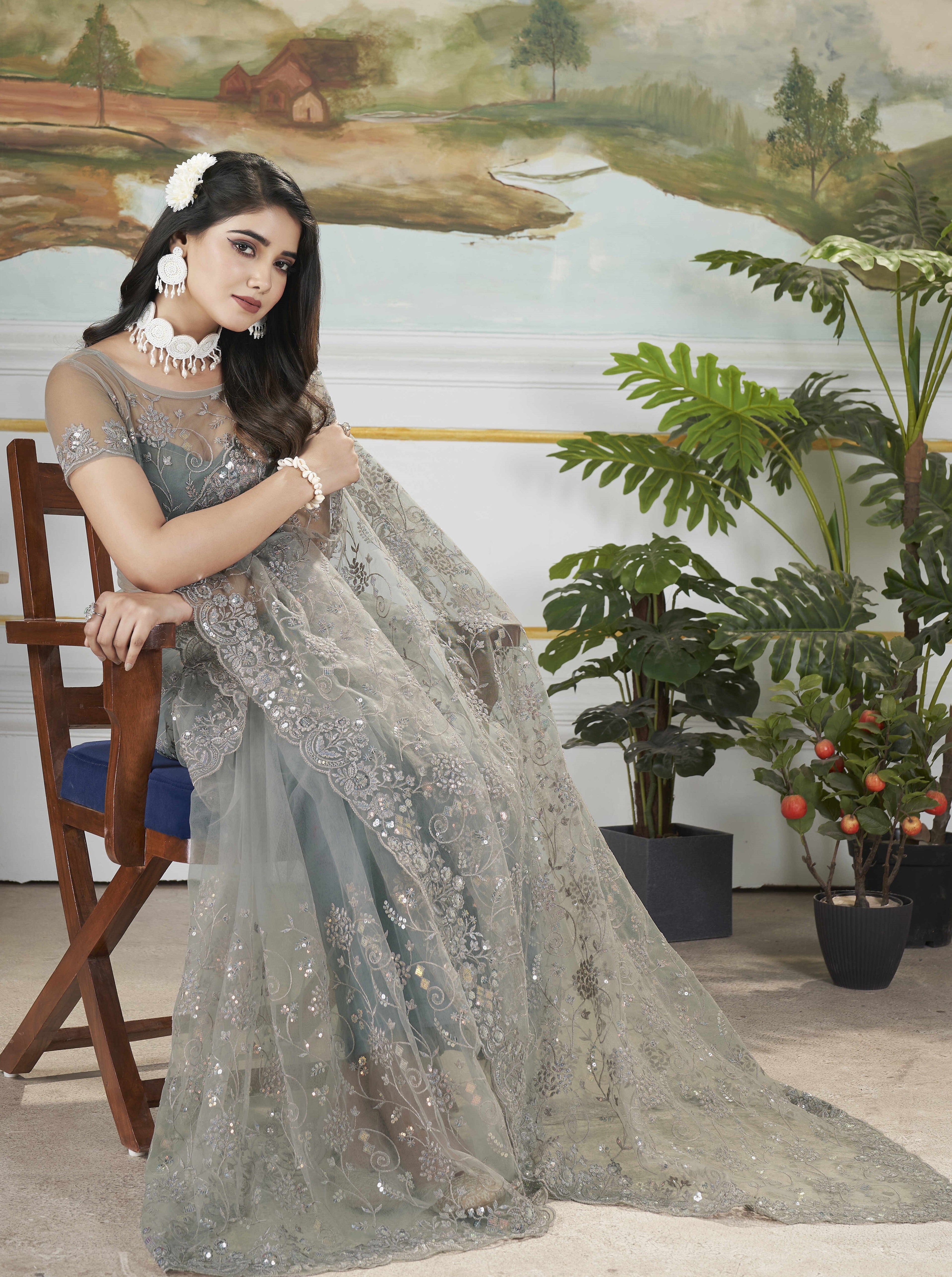 डिज़ाइनर पार्टी वियर लुक कढ़ाई साड़ी