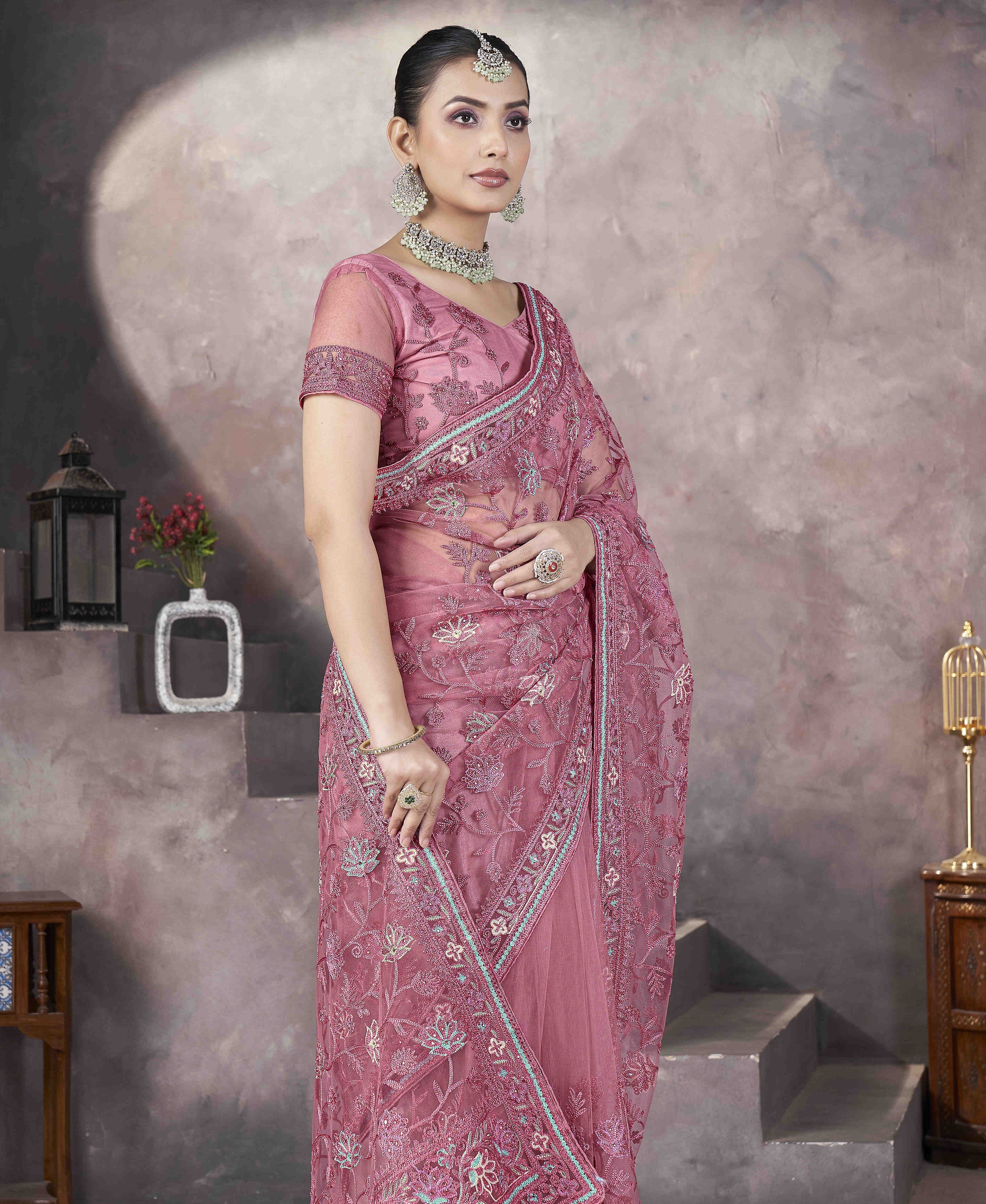 डिज़ाइनर पार्टी वियर लुक कढ़ाई साड़ी