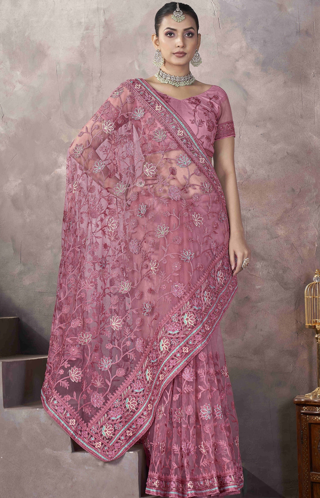 डिज़ाइनर पार्टी वियर लुक कढ़ाई साड़ी