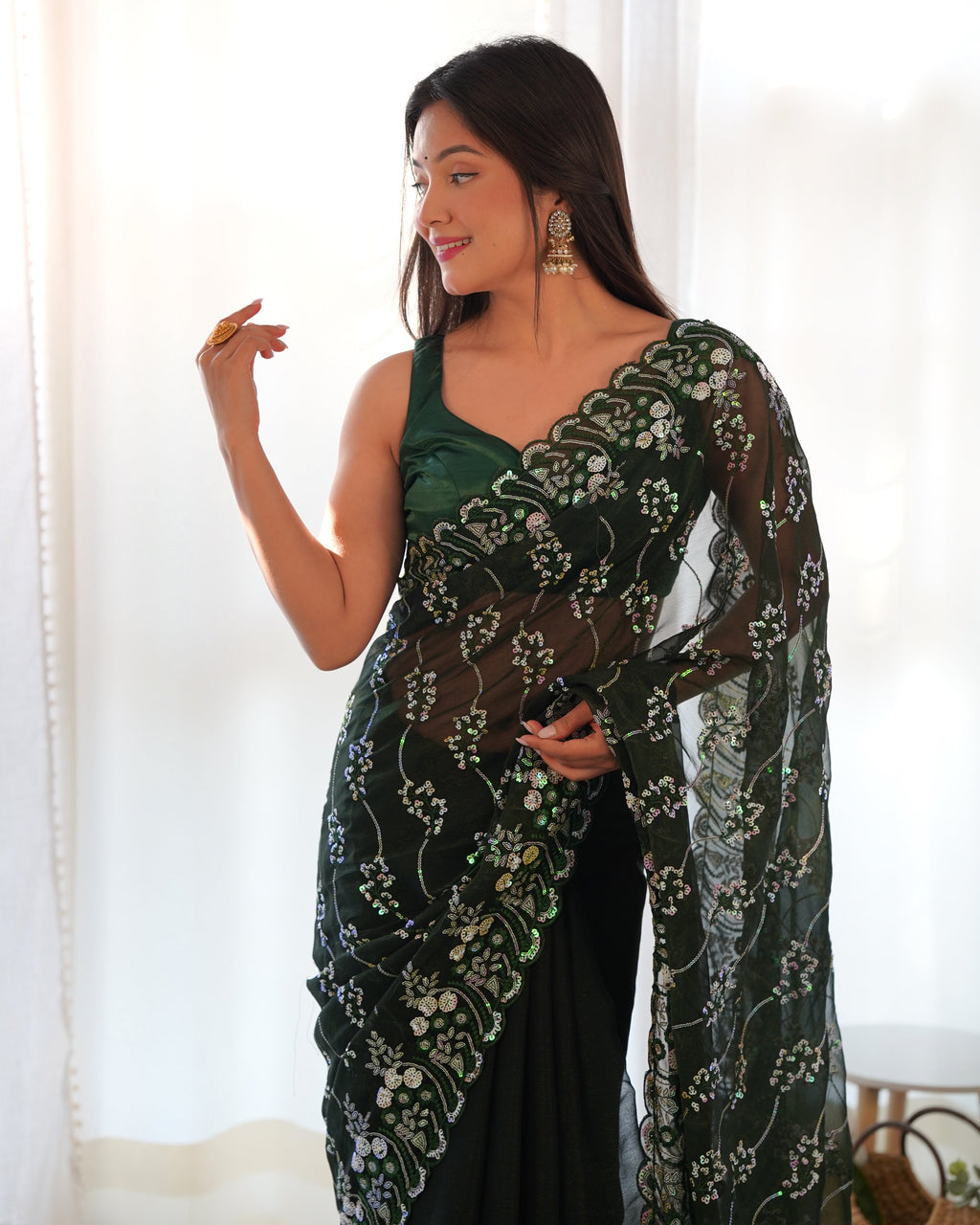 डिज़ाइनर सीक्वेंस एम्ब्रॉयडरी वर्क वाली पार्टी वियर साड़ी