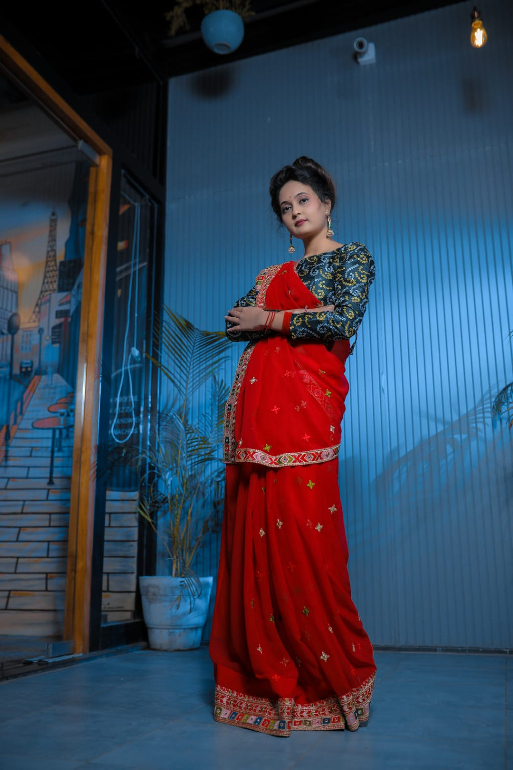 कढ़ाई धागे और मिरर वर्क के साथ पार्टी वियर डिज़ाइनर साड़ी