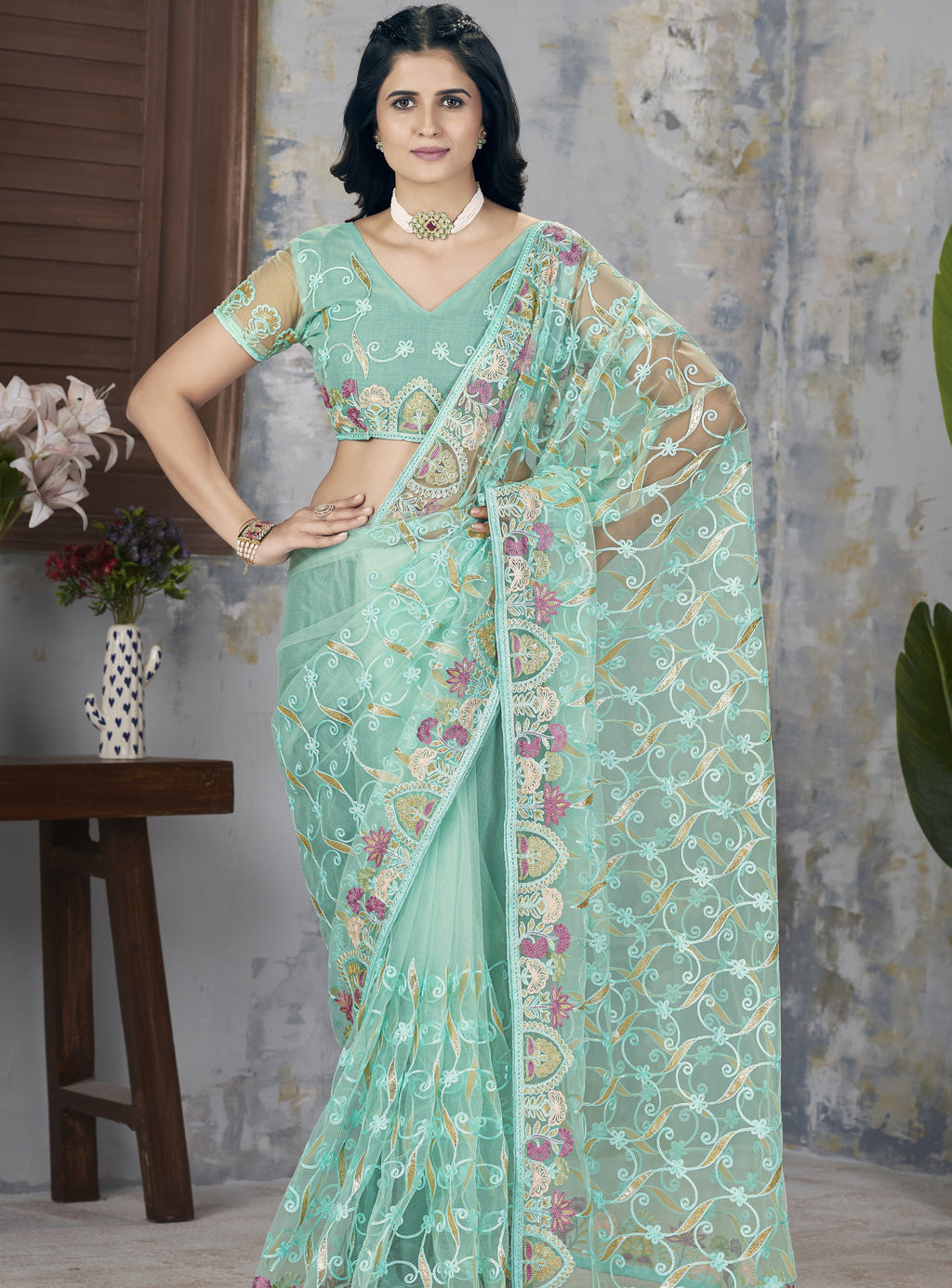 पार्टी वियर डिज़ाइनर साड़ी, फ़ॉइल थ्रेड और चेन स्टिच एम्ब्रॉयडरी वर्क के साथ