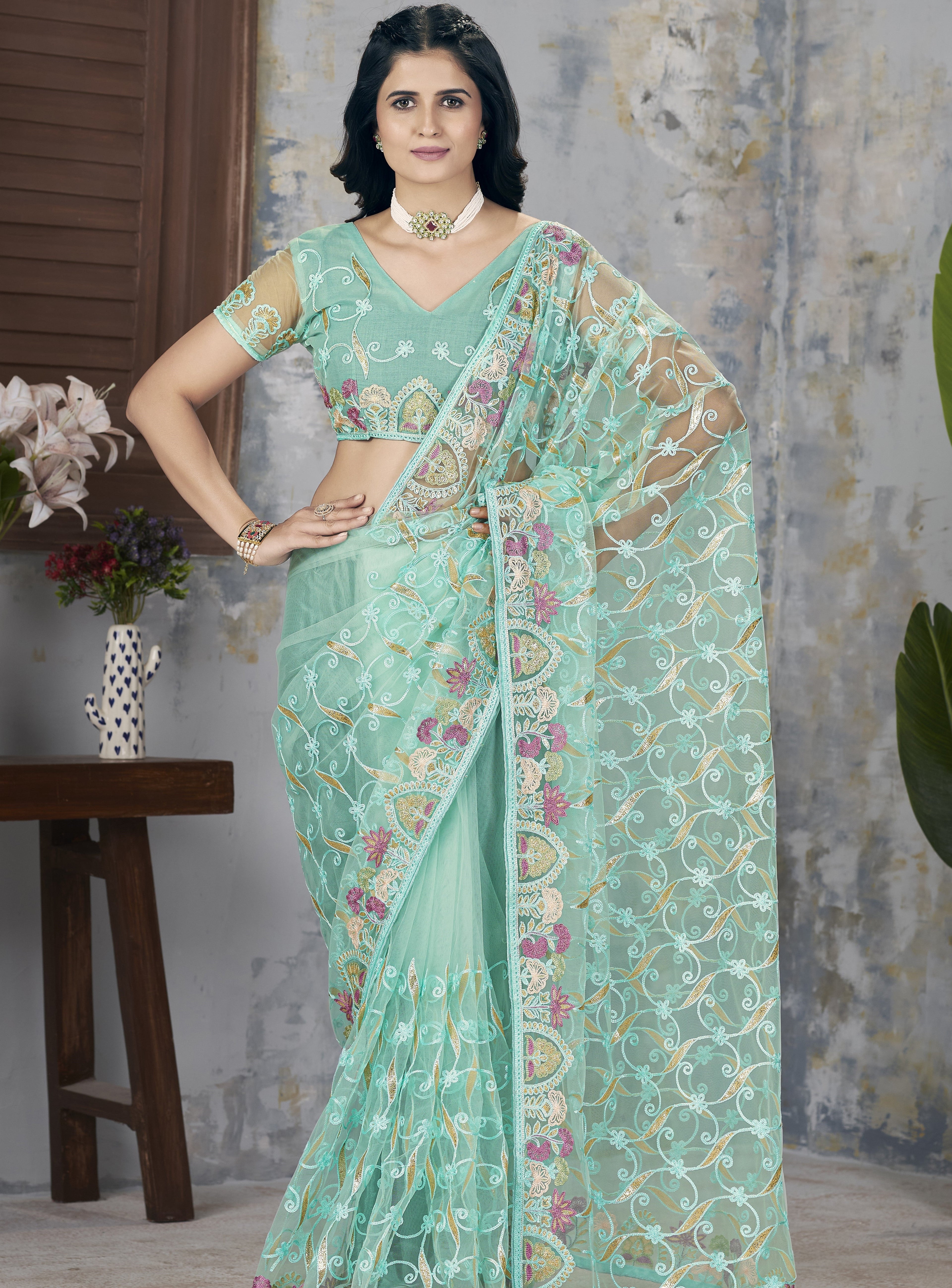 पार्टी वियर डिज़ाइनर साड़ी, फ़ॉइल थ्रेड और चेन स्टिच एम्ब्रॉयडरी वर्क के साथ