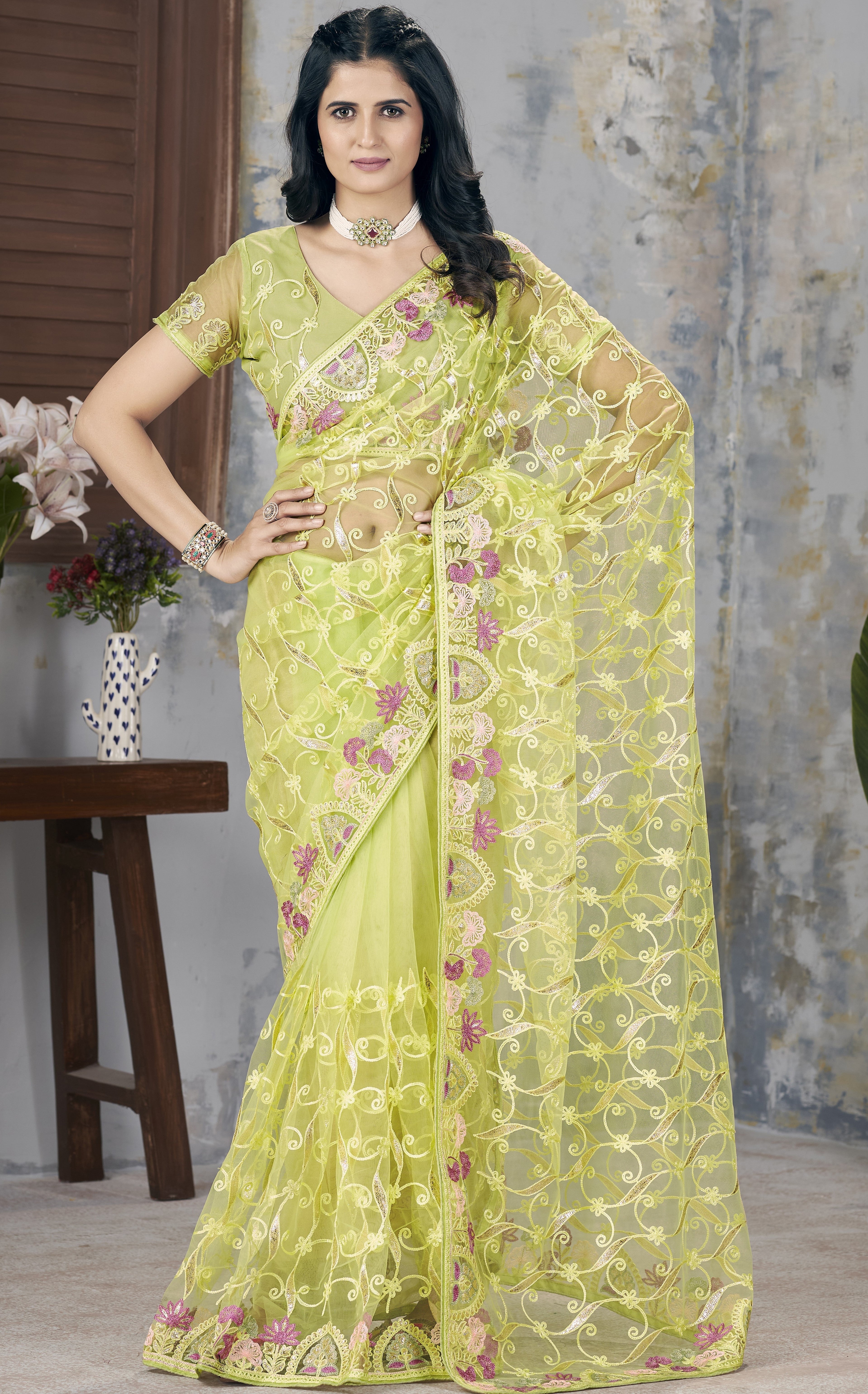 पार्टी वियर डिज़ाइनर साड़ी, फ़ॉइल थ्रेड और चेन स्टिच एम्ब्रॉयडरी वर्क के साथ