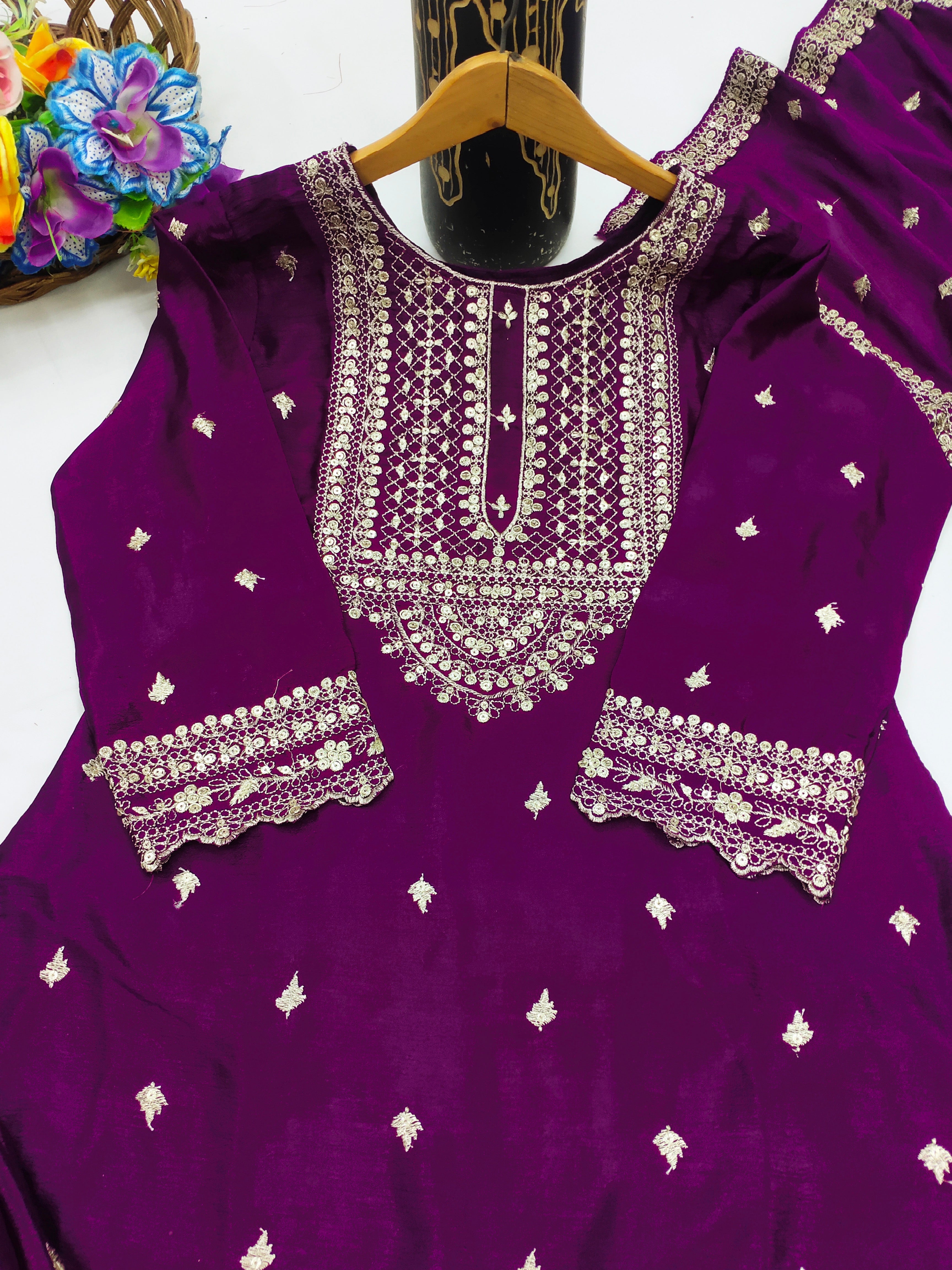 डिजाइनर सूट शरारा और दुपट्टा अनुक्रम कढ़ाई काम के साथ