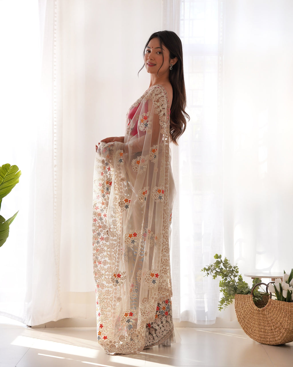 धागे और ज़री की कढ़ाई वाली पार्टी वियर साड़ी