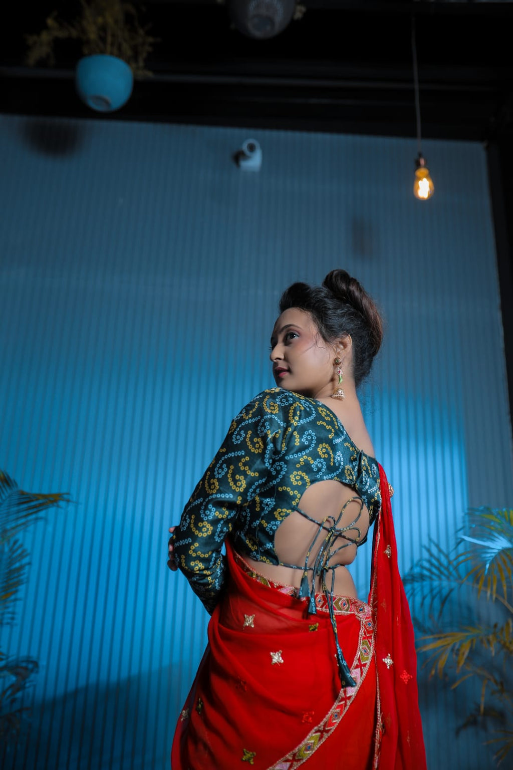 कढ़ाई धागे और मिरर वर्क के साथ पार्टी वियर डिज़ाइनर साड़ी