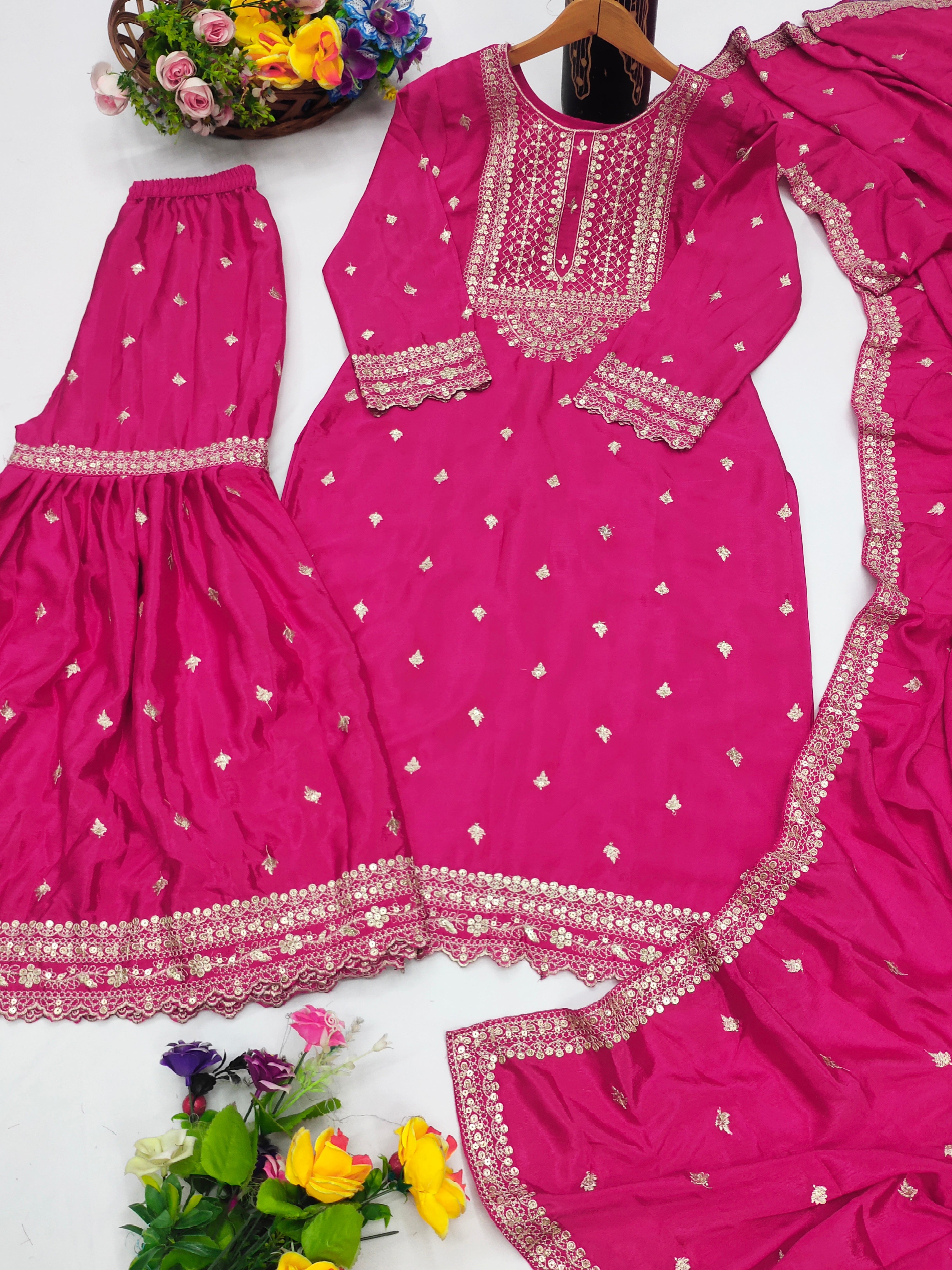 डिजाइनर सूट शरारा और दुपट्टा अनुक्रम कढ़ाई काम के साथ