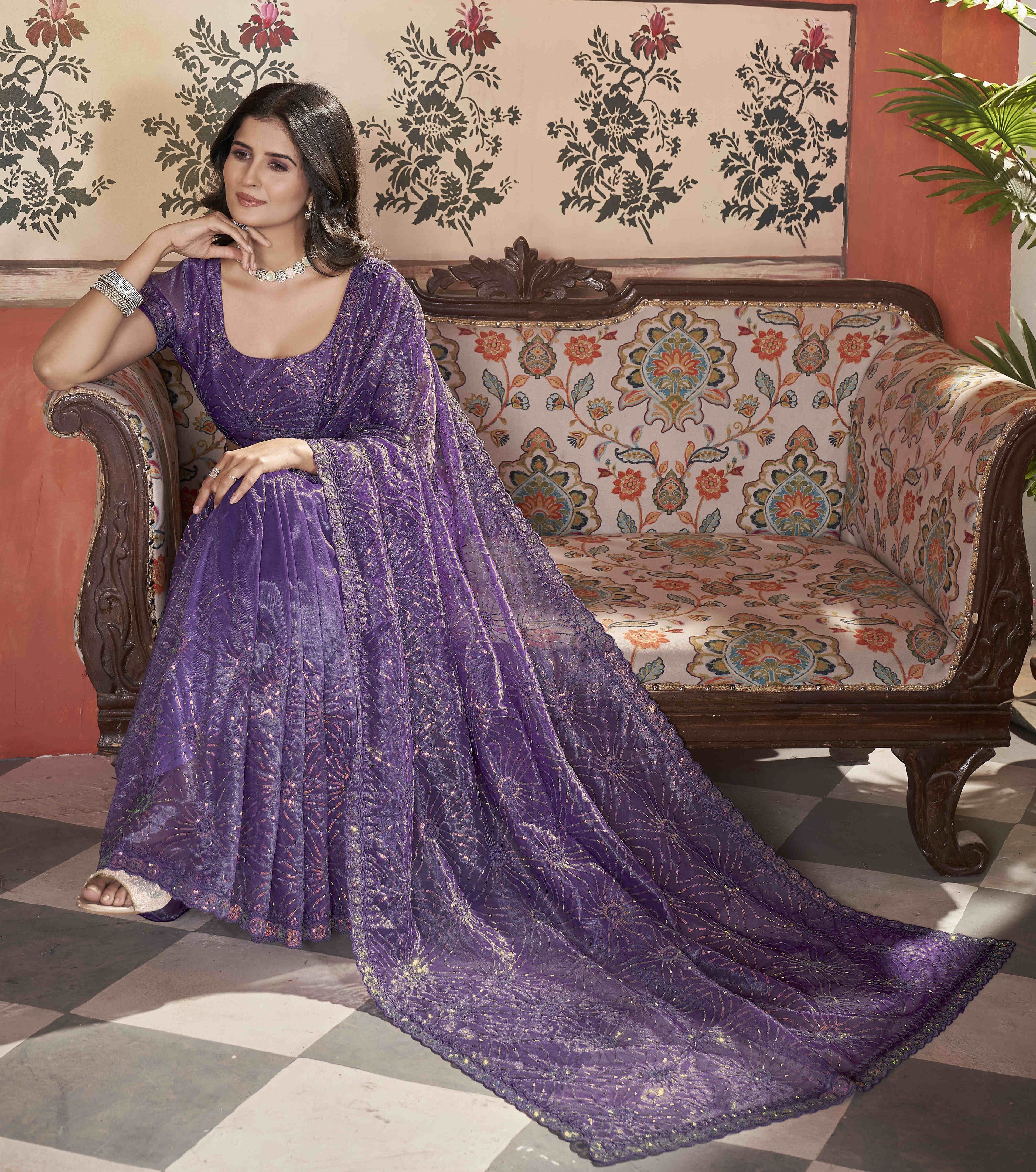 अनुक्रम और धागे की कढ़ाई के साथ डिजाइनर साड़ी