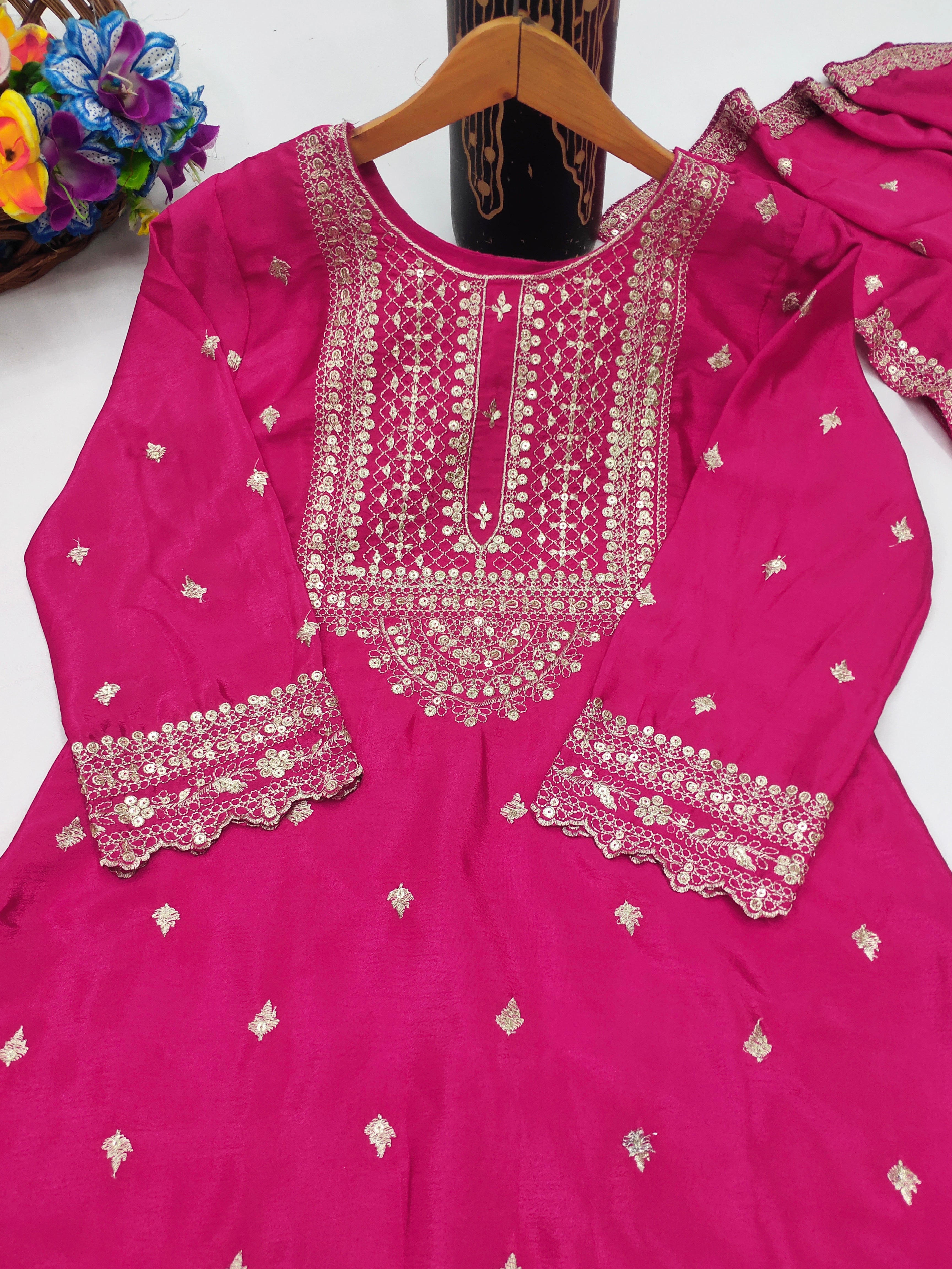 डिजाइनर सूट शरारा और दुपट्टा अनुक्रम कढ़ाई काम के साथ