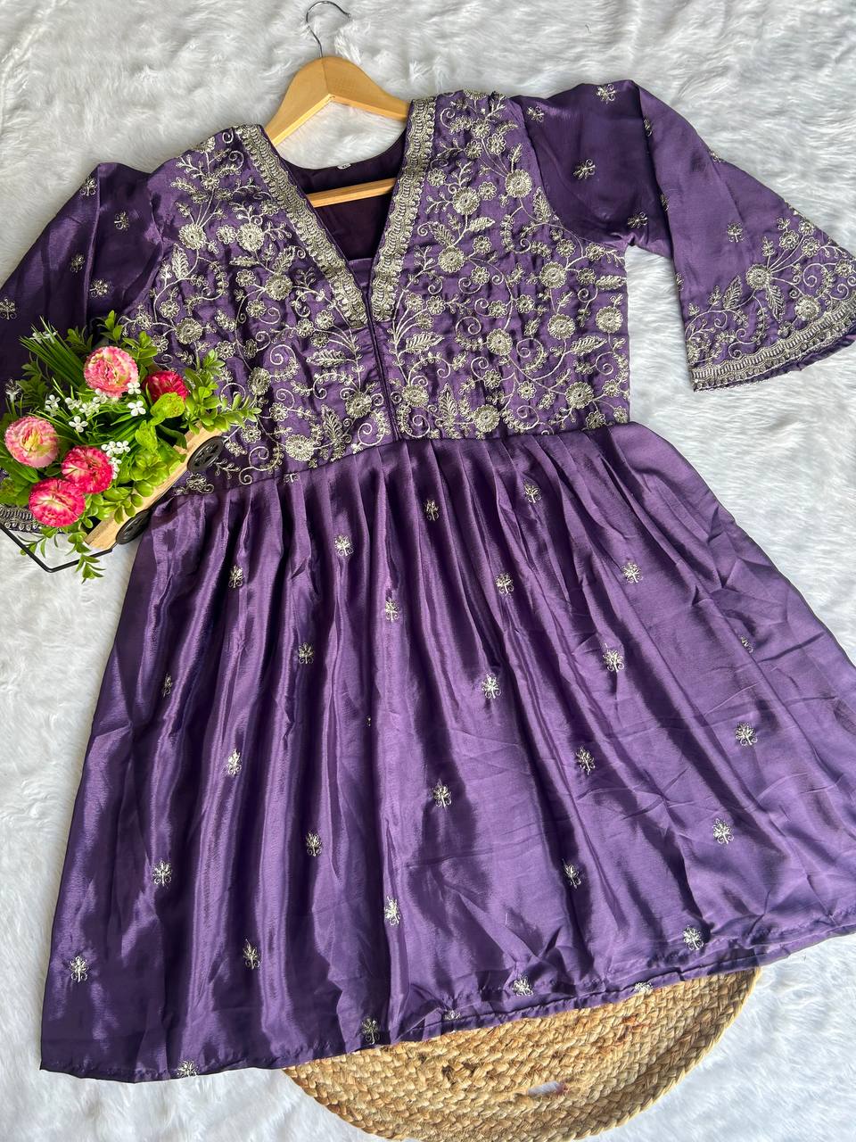 धागे के काम के साथ अनुक्रम कढ़ाई काम के साथ डिजाइनर सूट सेट