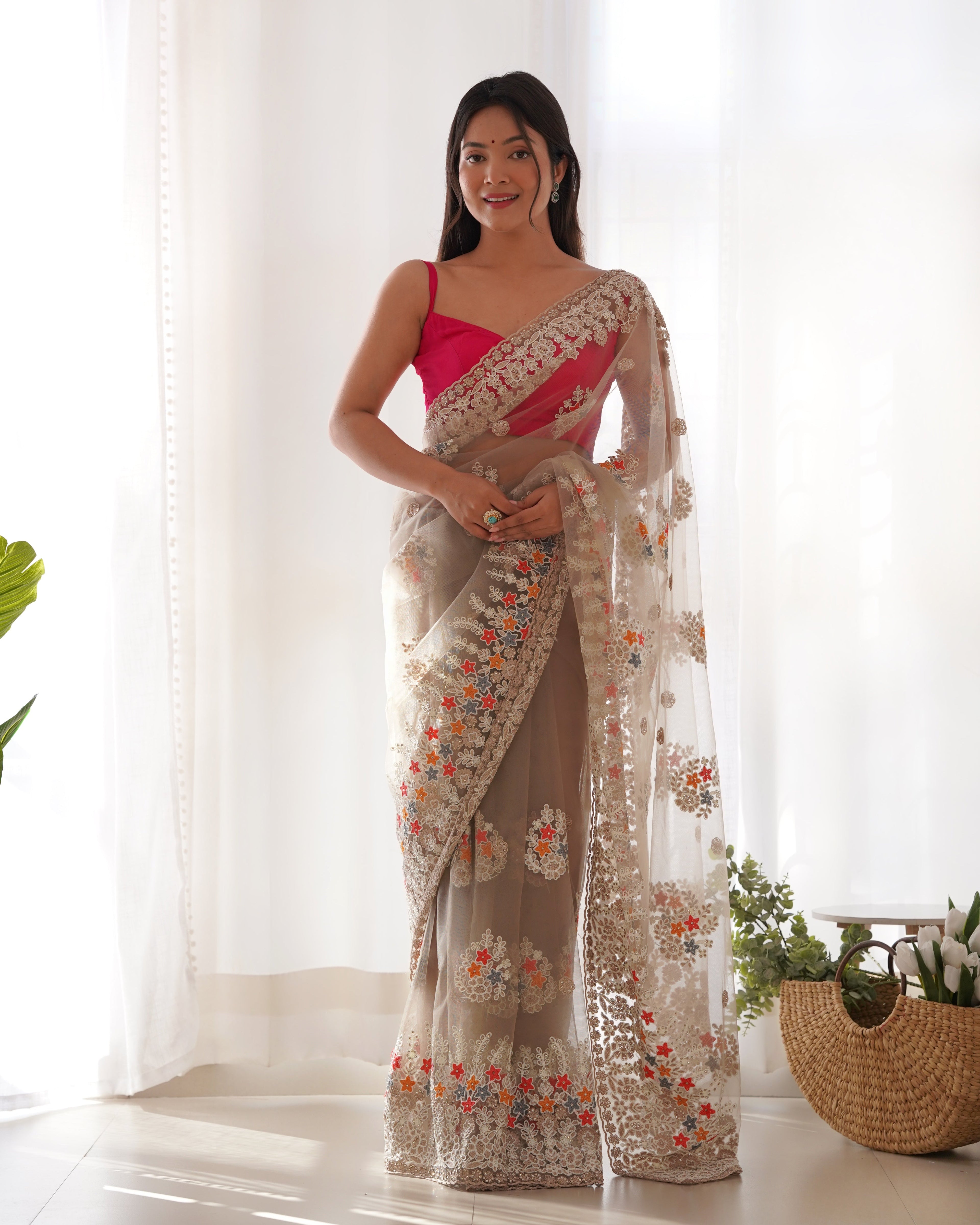 धागे और ज़री की कढ़ाई वाली पार्टी वियर साड़ी