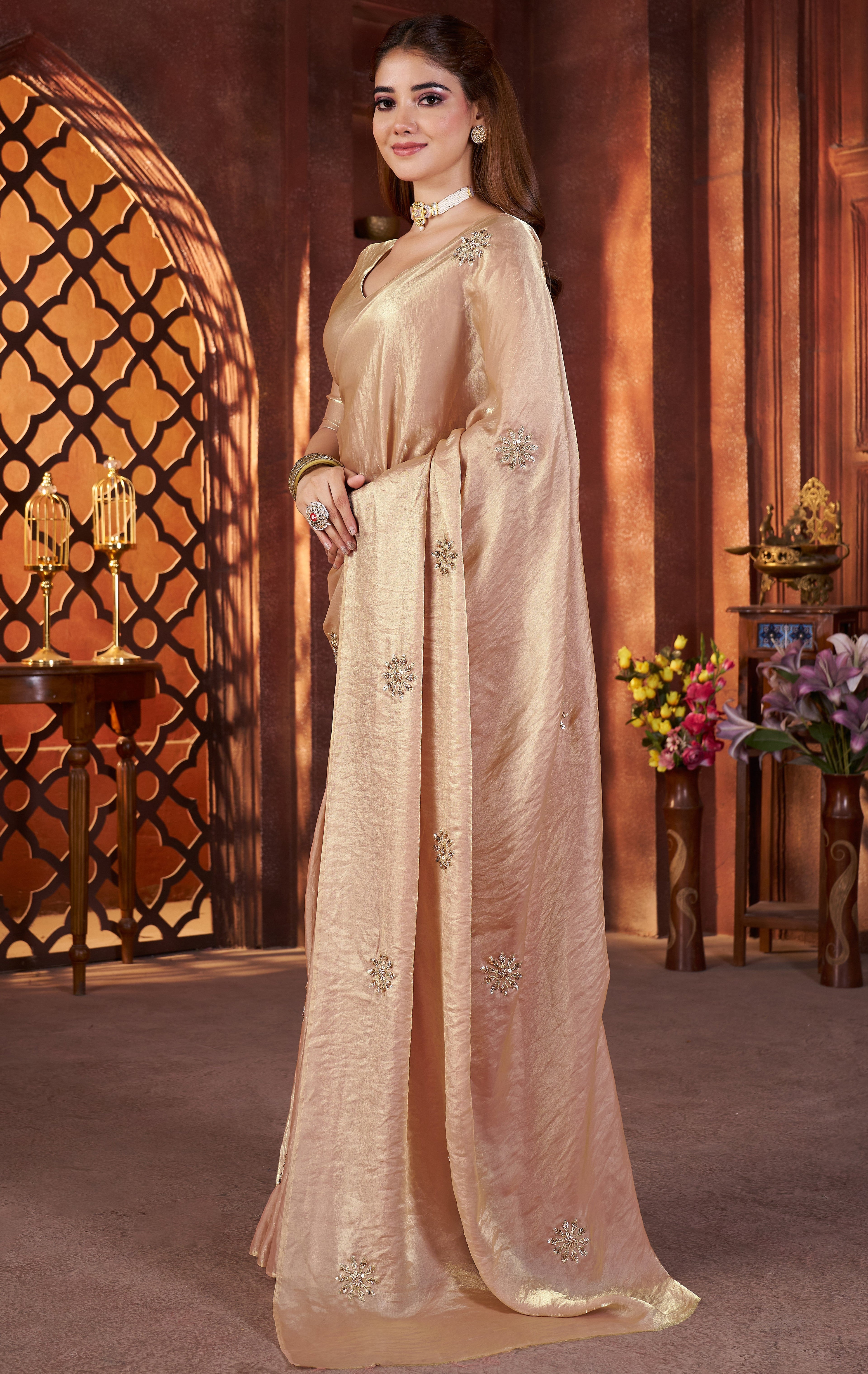 मोतियों और पाइप के साथ हैंड वर्क वाली डिज़ाइनर पार्टी वियर साड़ी