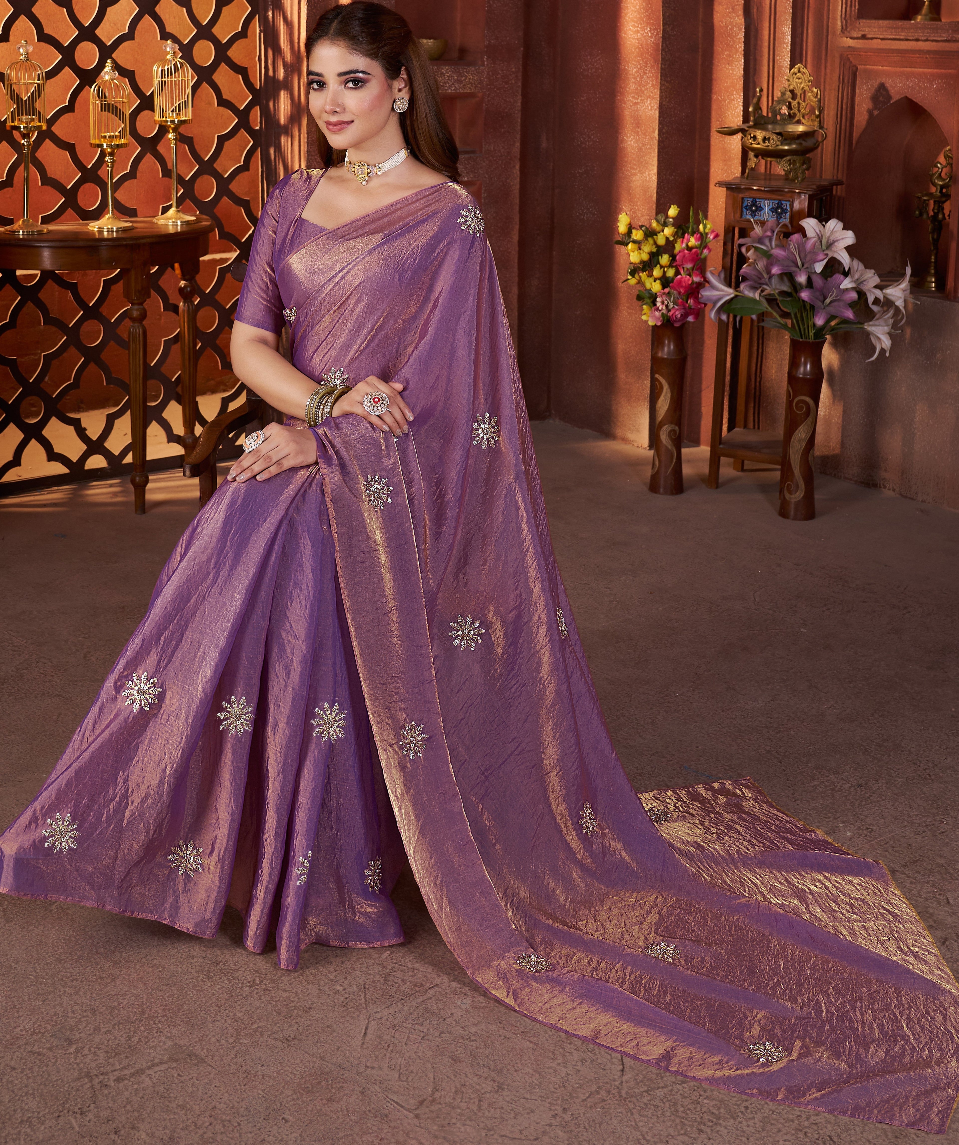 मोतियों और पाइप के साथ हैंड वर्क वाली डिज़ाइनर पार्टी वियर साड़ी