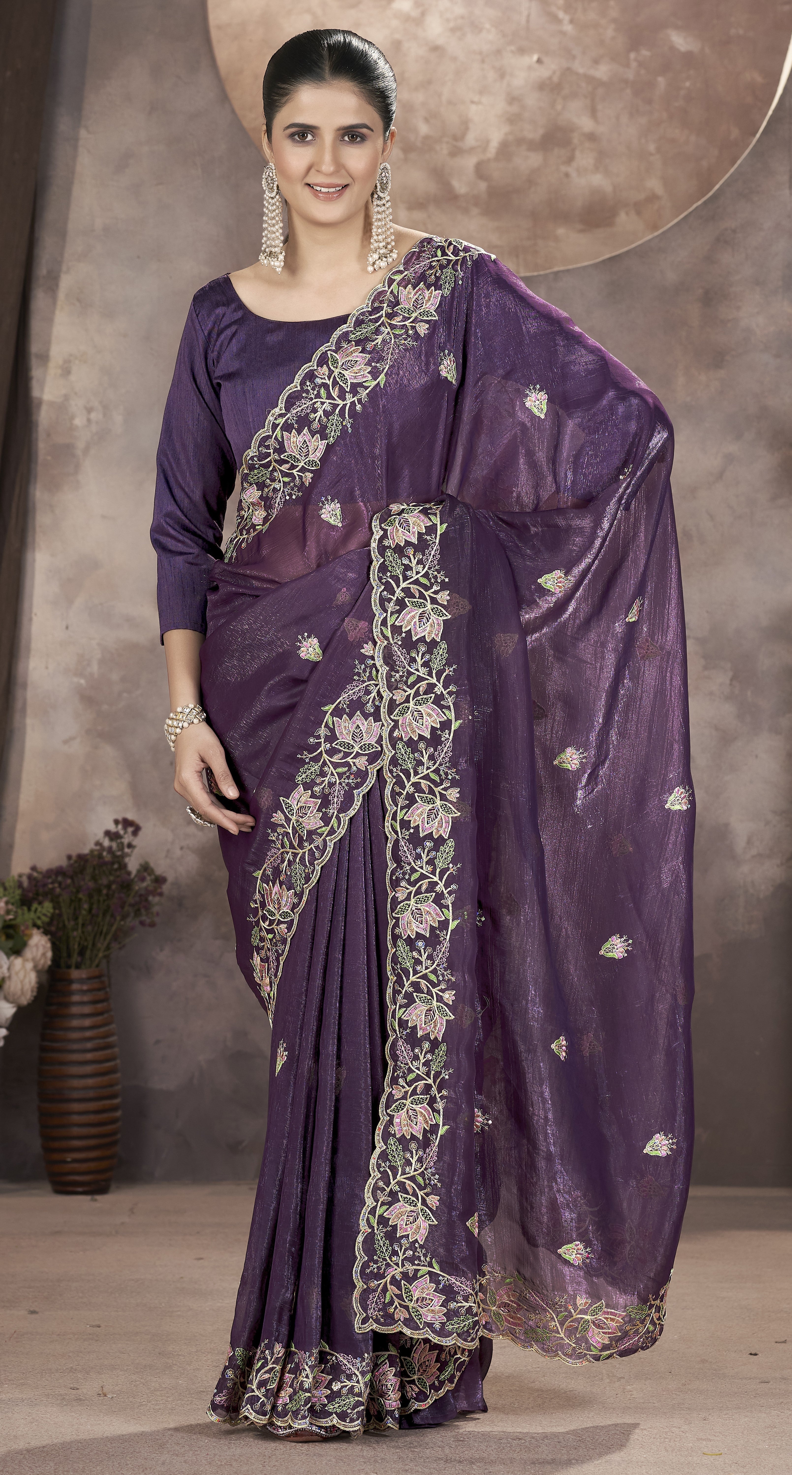 धागे की कढ़ाई और सीक्वेंस वर्क वाली डिज़ाइनर साड़ी