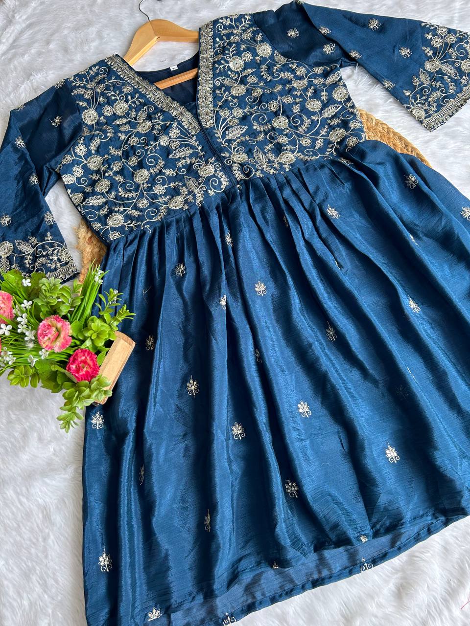 धागे के काम के साथ अनुक्रम कढ़ाई काम के साथ डिजाइनर सूट सेट