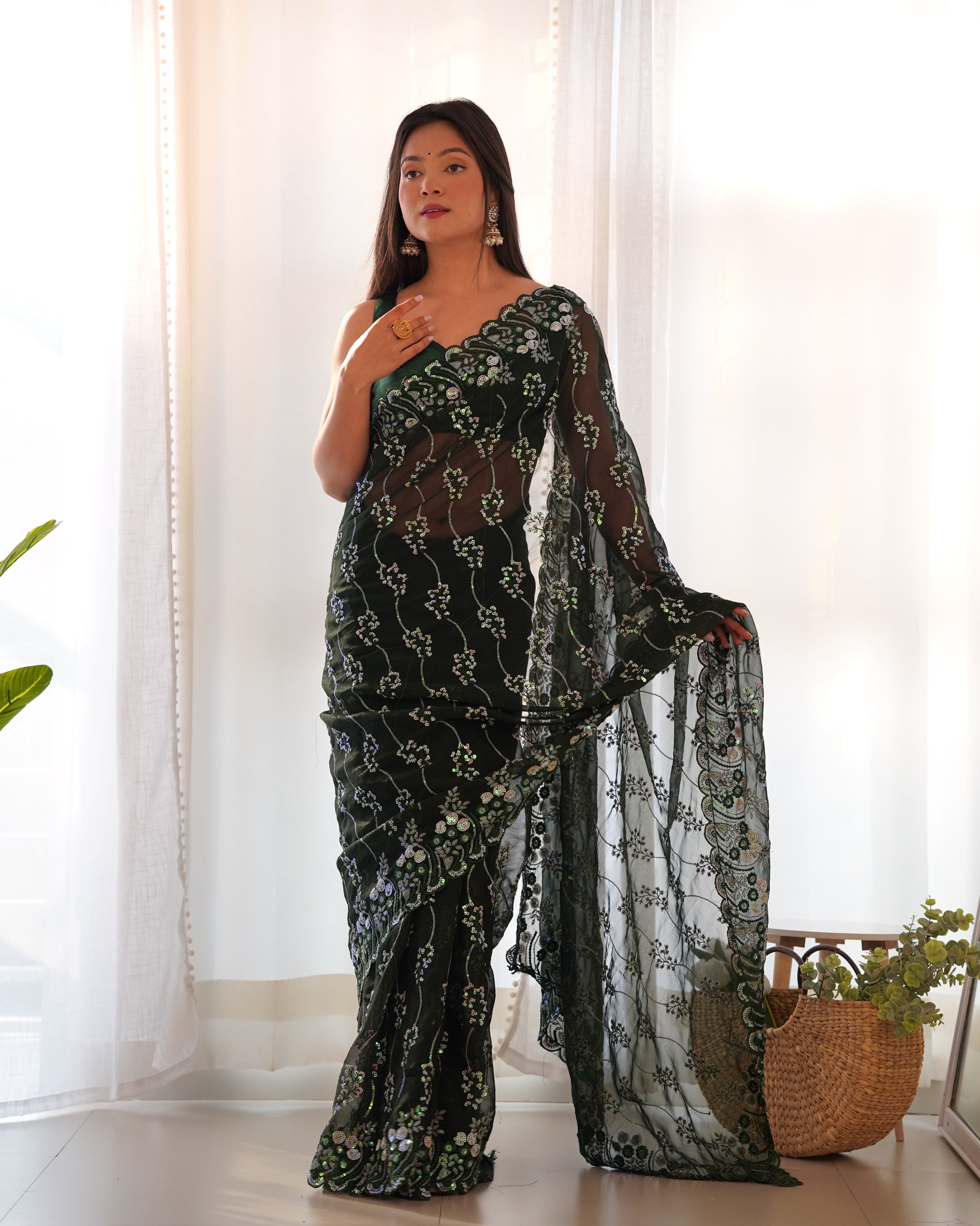 डिज़ाइनर सीक्वेंस एम्ब्रॉयडरी वर्क वाली पार्टी वियर साड़ी