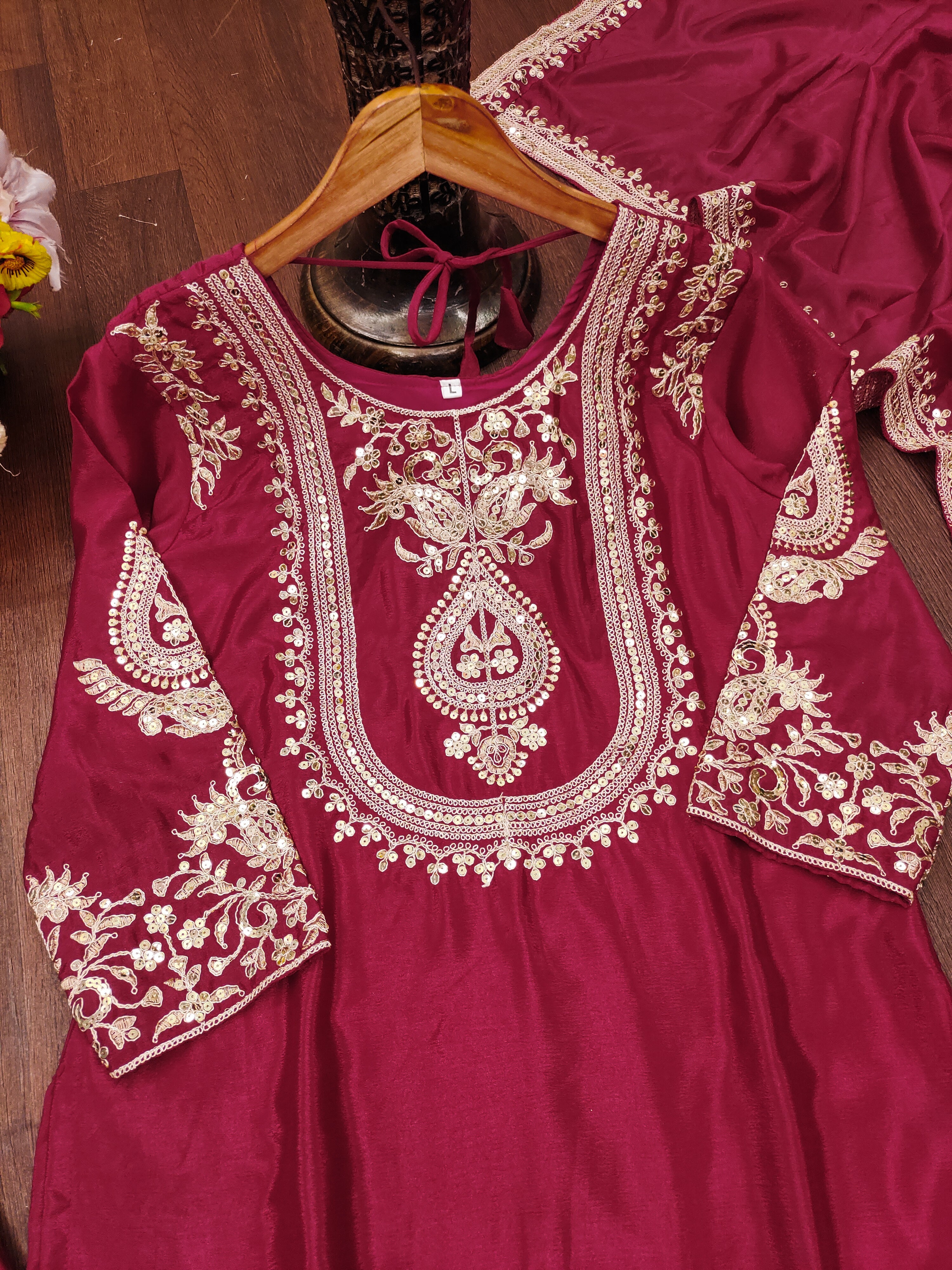 कोडिंग अनुक्रम कढ़ाई काम के साथ डिजाइनर सूट सेट