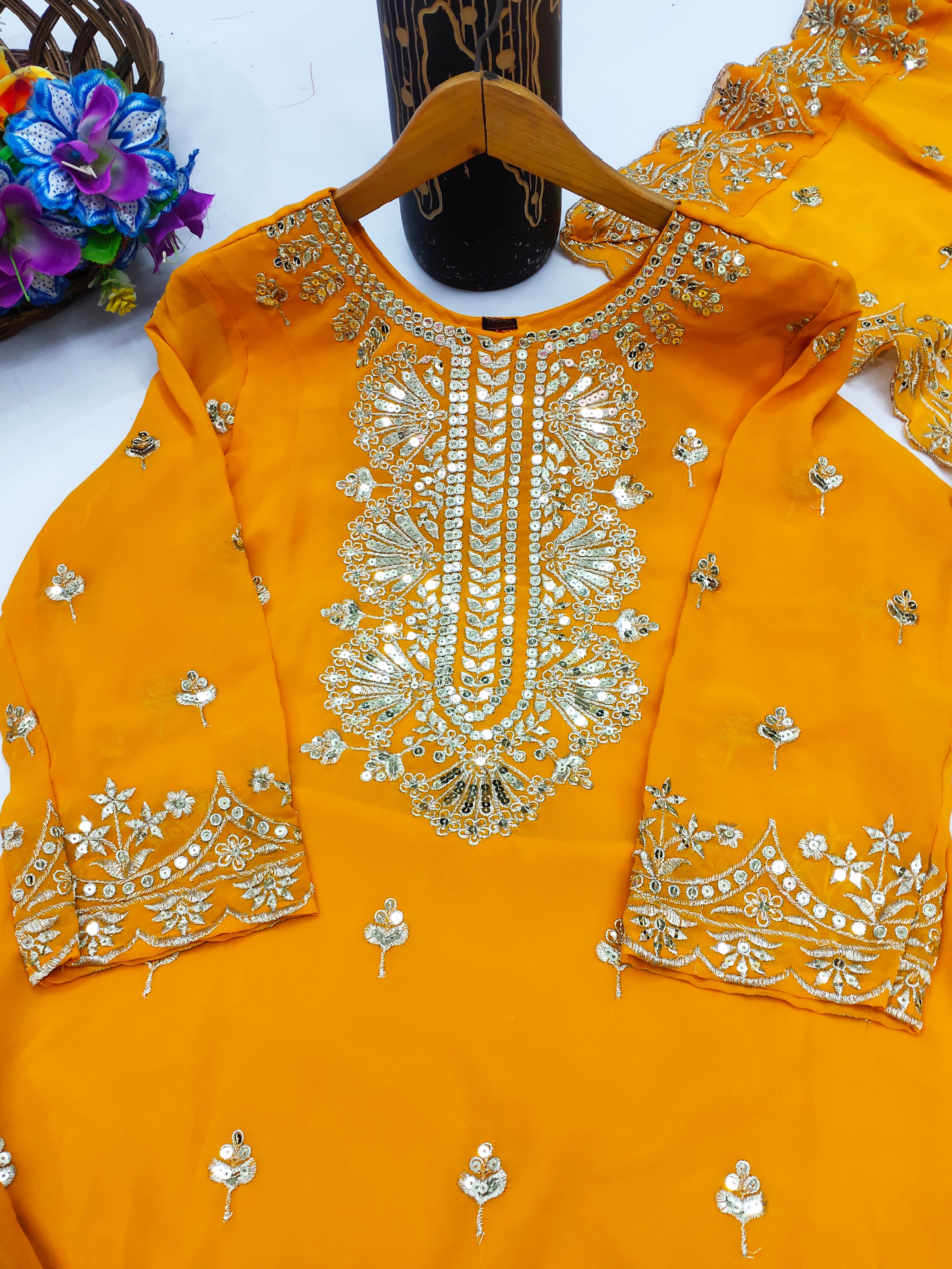 सीक्वेंस एम्ब्रॉयडरी वर्क वाला डिज़ाइनर पार्टी वियर शरारा सूट