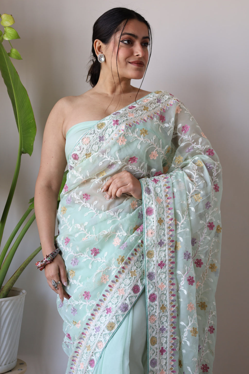 पत्थर के काम के साथ ज़री कढ़ाई के काम वाली डिज़ाइनर साड़ी