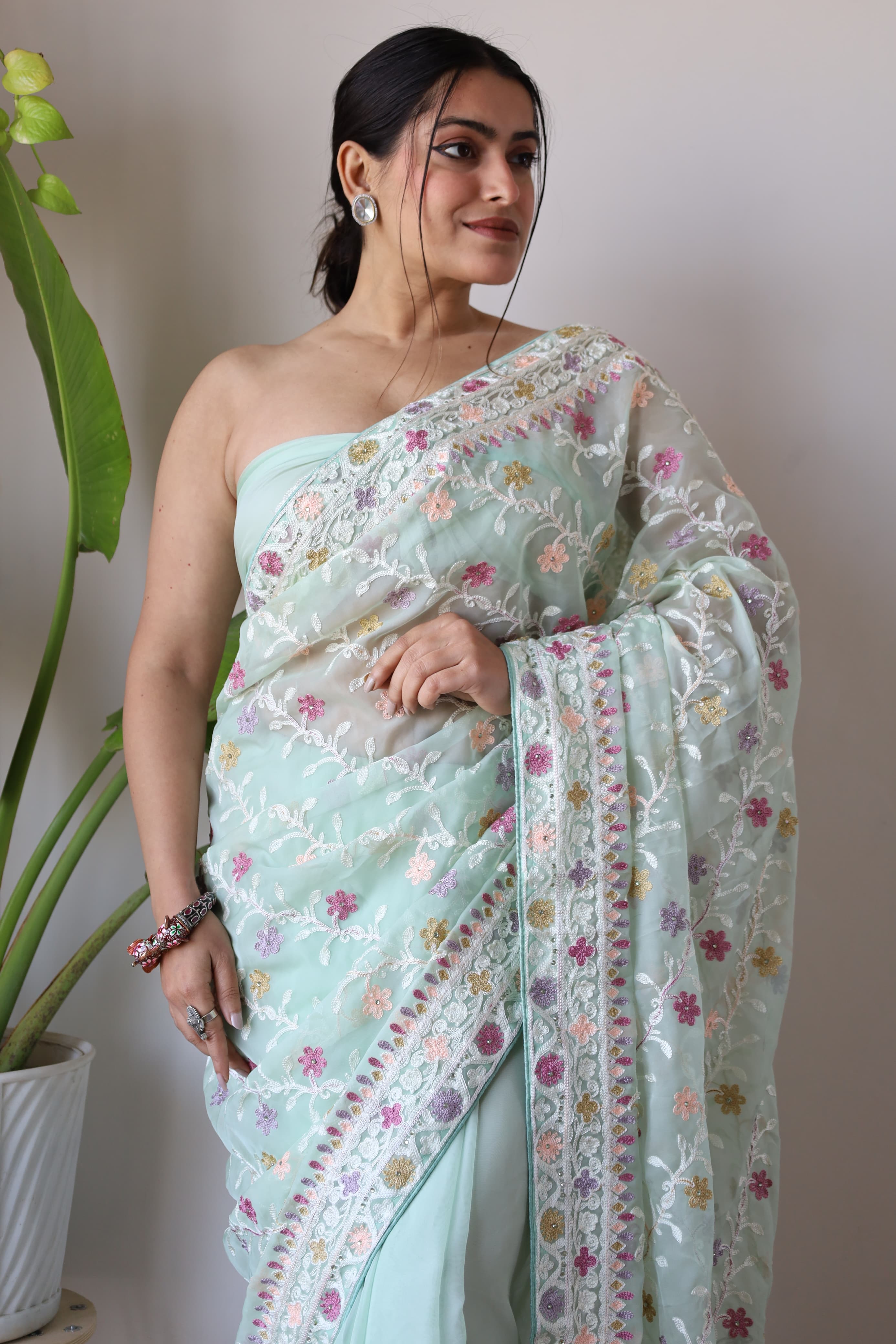 पत्थर के काम के साथ ज़री कढ़ाई के काम वाली डिज़ाइनर साड़ी