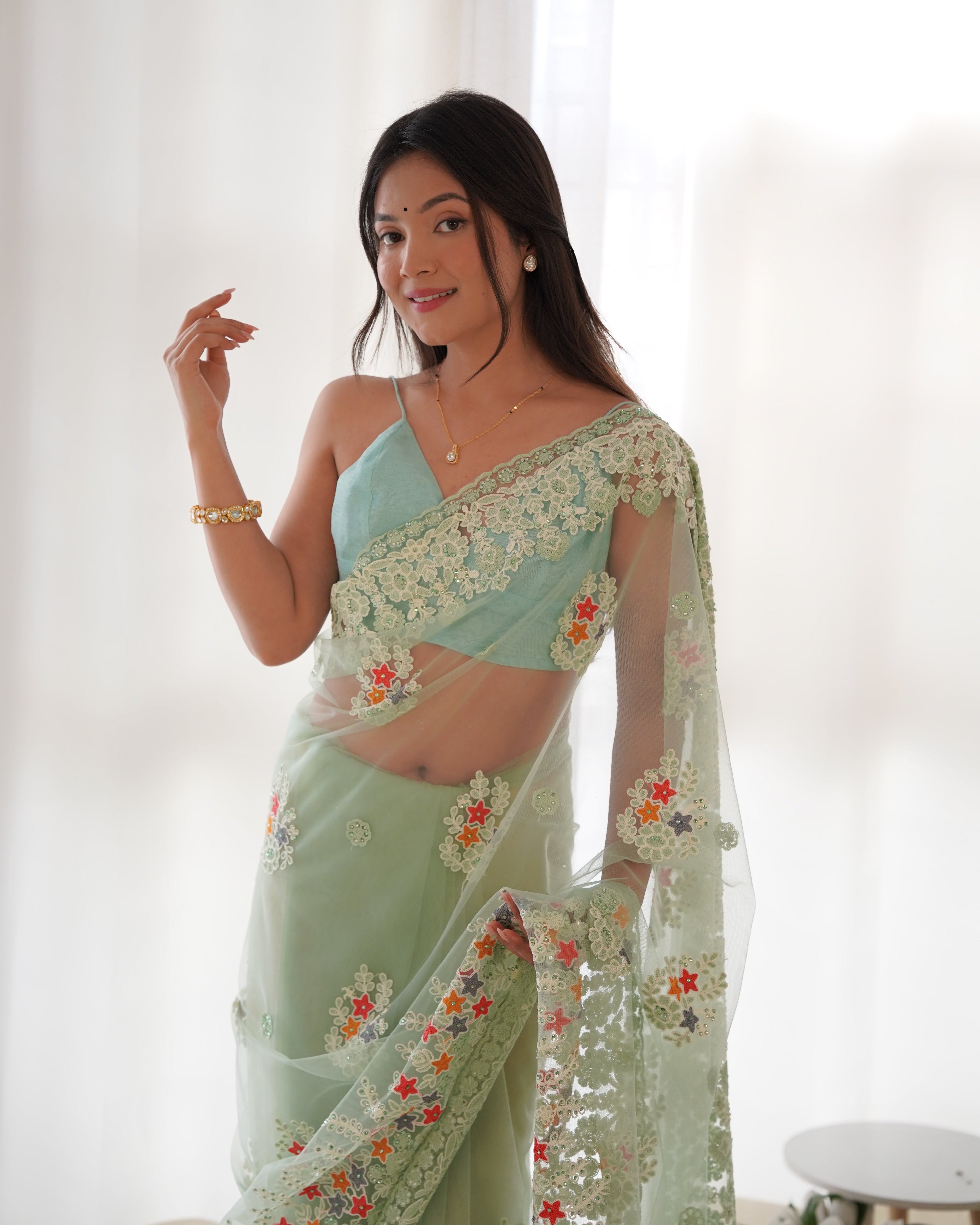 धागे और ज़री की कढ़ाई वाली पार्टी वियर साड़ी