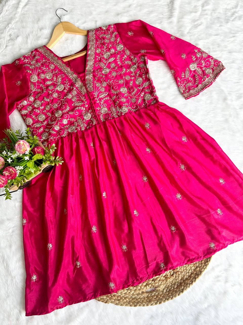 धागे के काम के साथ अनुक्रम कढ़ाई काम के साथ डिजाइनर सूट सेट