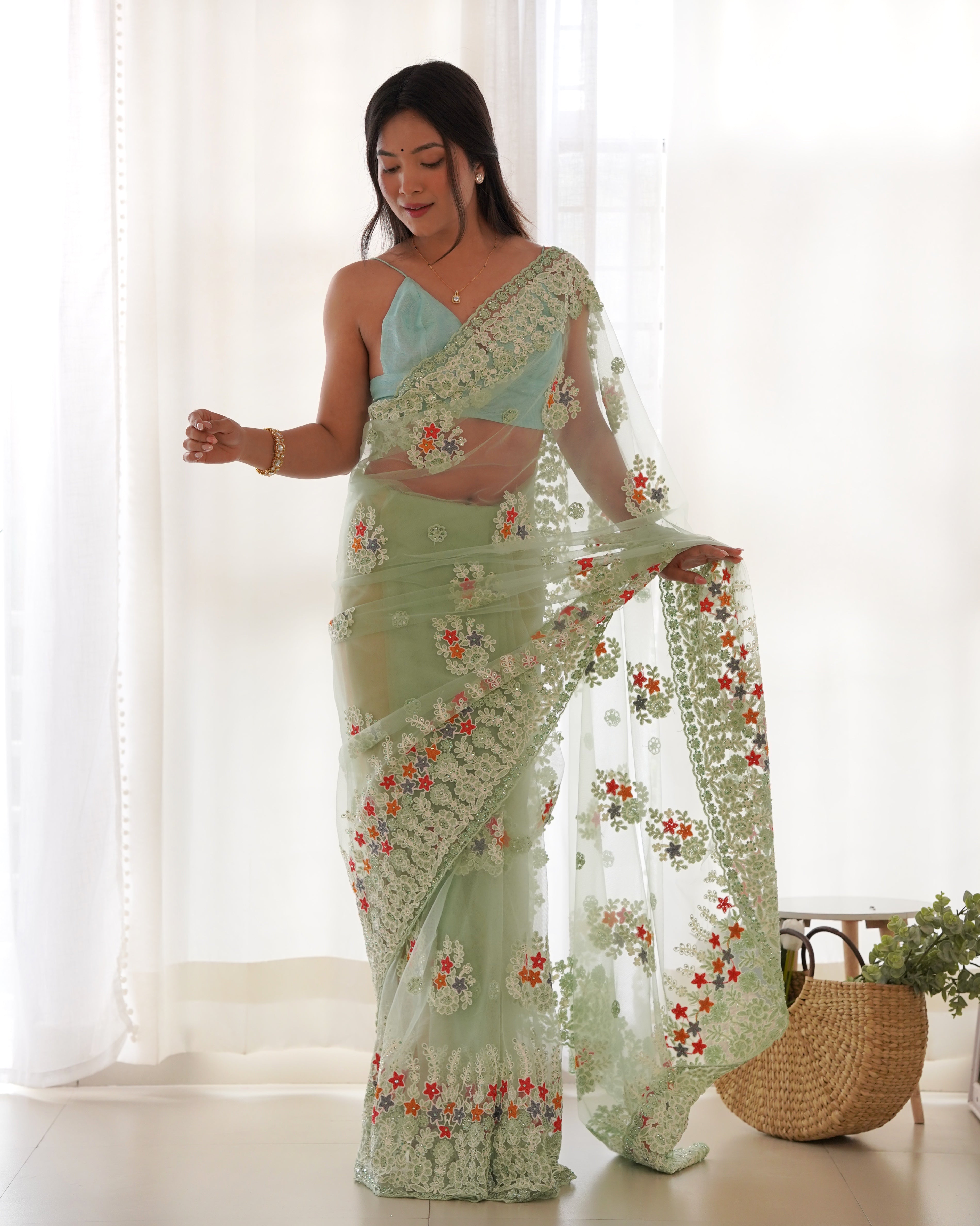 धागे और ज़री की कढ़ाई वाली पार्टी वियर साड़ी