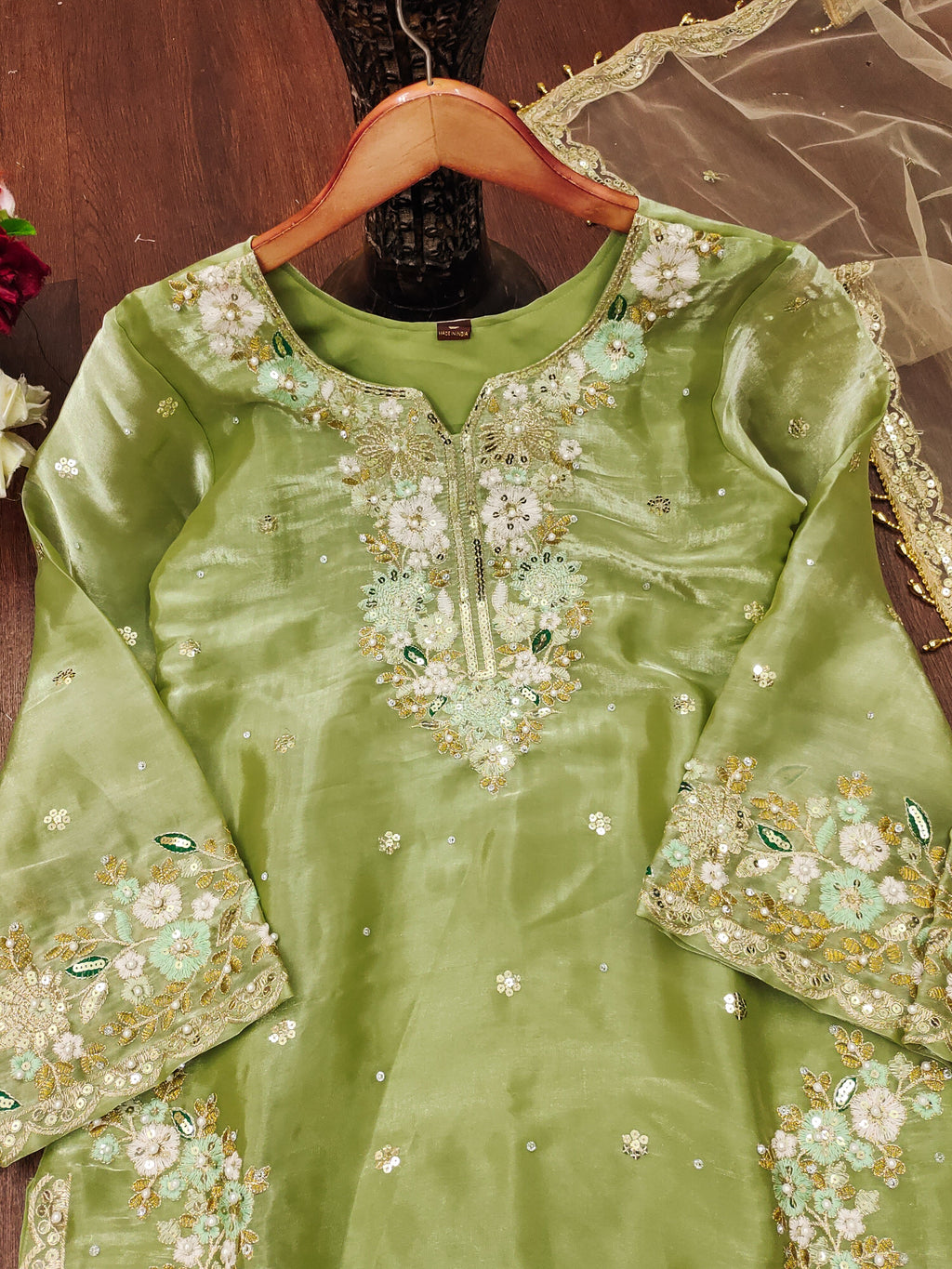 सीक्वेंस कढ़ाई वर्क के साथ डिज़ाइनर पार्टी वियर सूट सेट