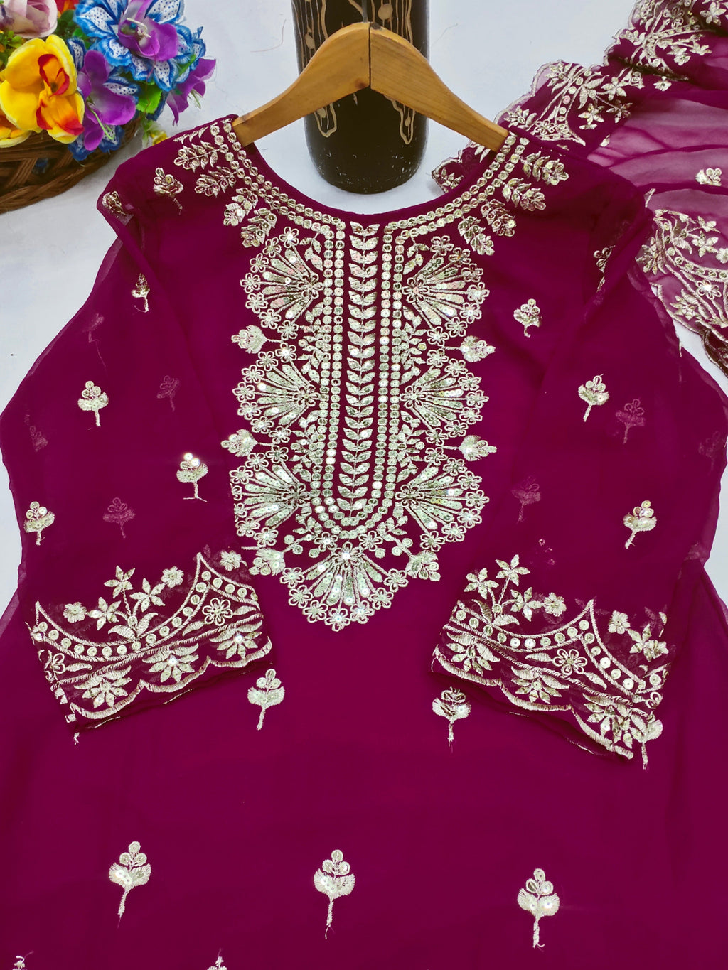 सीक्वेंस एम्ब्रॉयडरी वर्क वाला डिज़ाइनर पार्टी वियर शरारा सूट