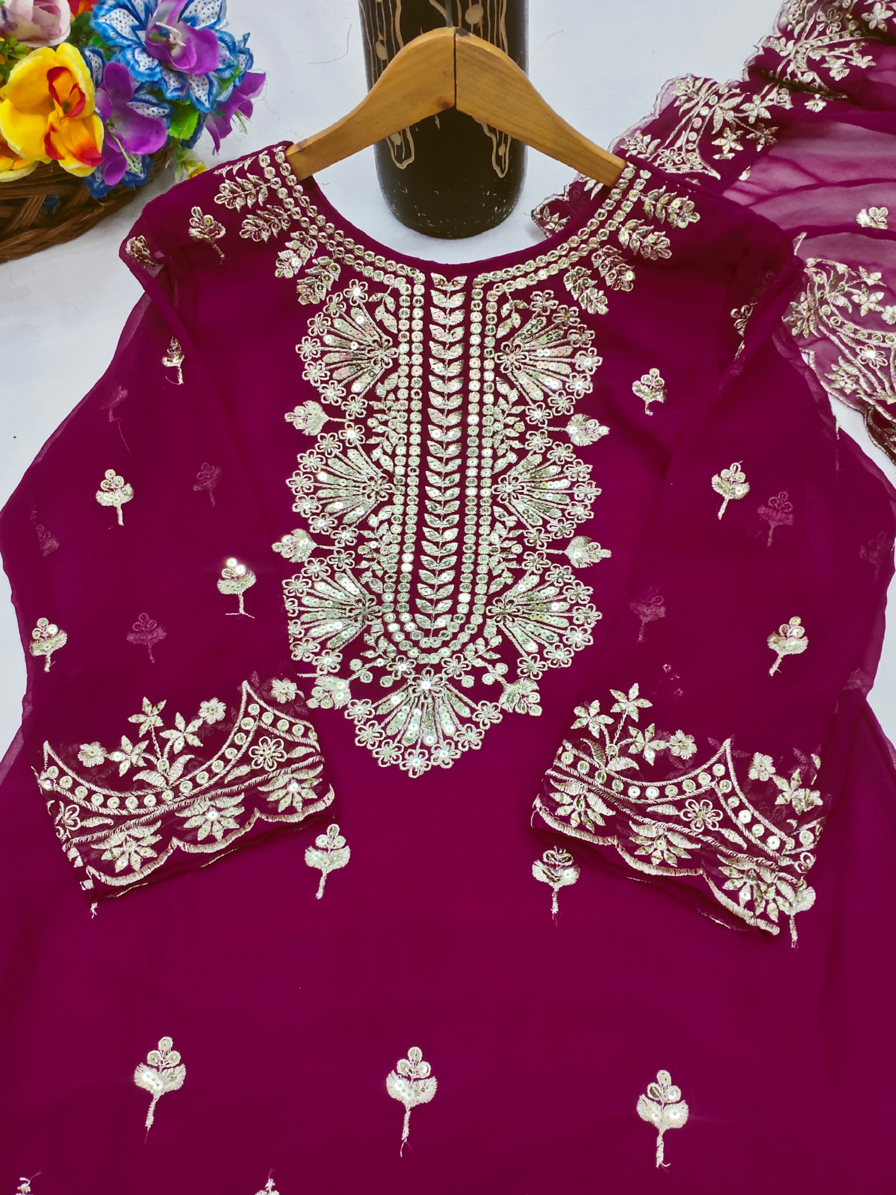 सीक्वेंस एम्ब्रॉयडरी वर्क वाला डिज़ाइनर पार्टी वियर शरारा सूट