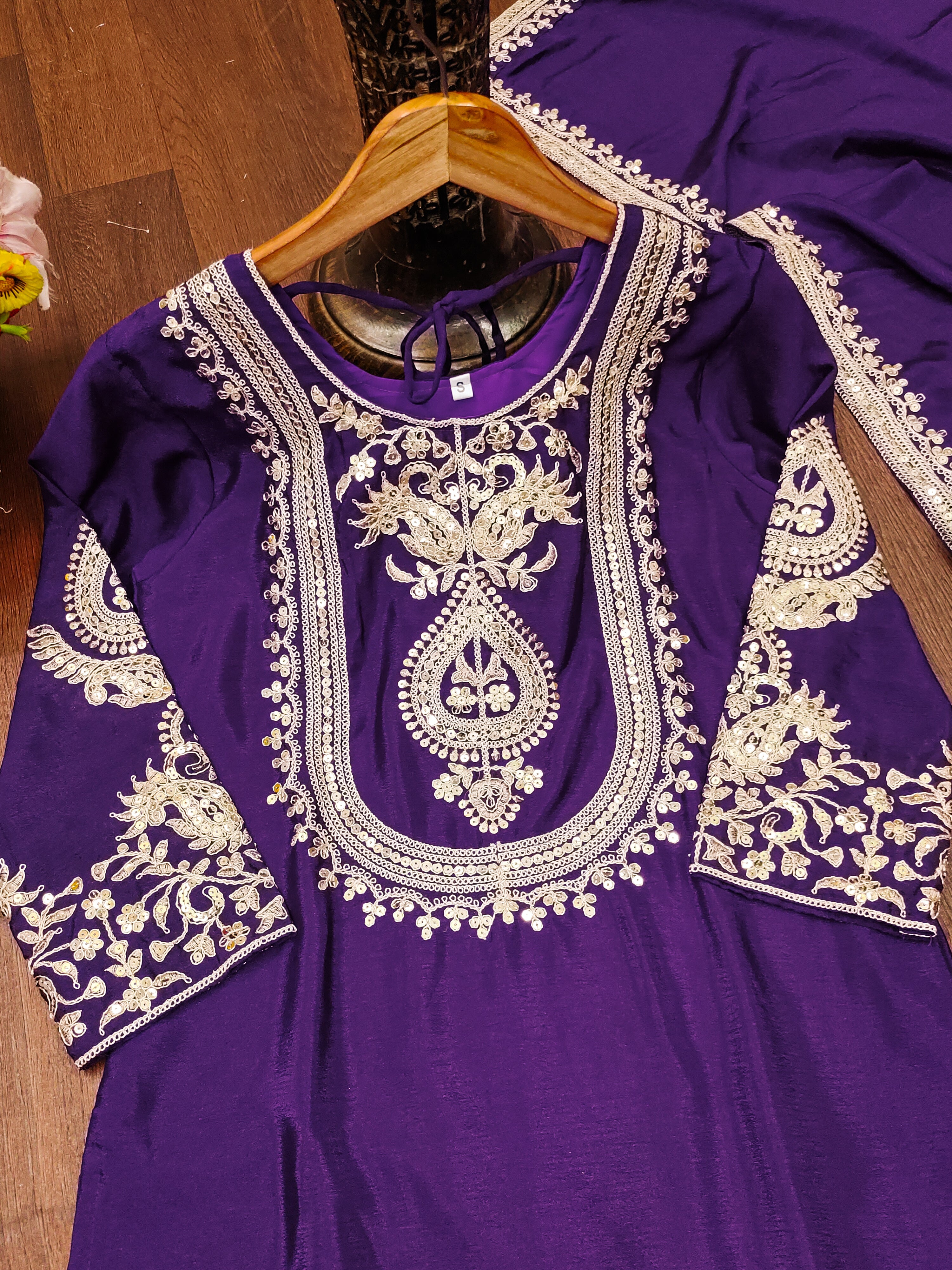 कोडिंग अनुक्रम कढ़ाई काम के साथ डिजाइनर सूट सेट