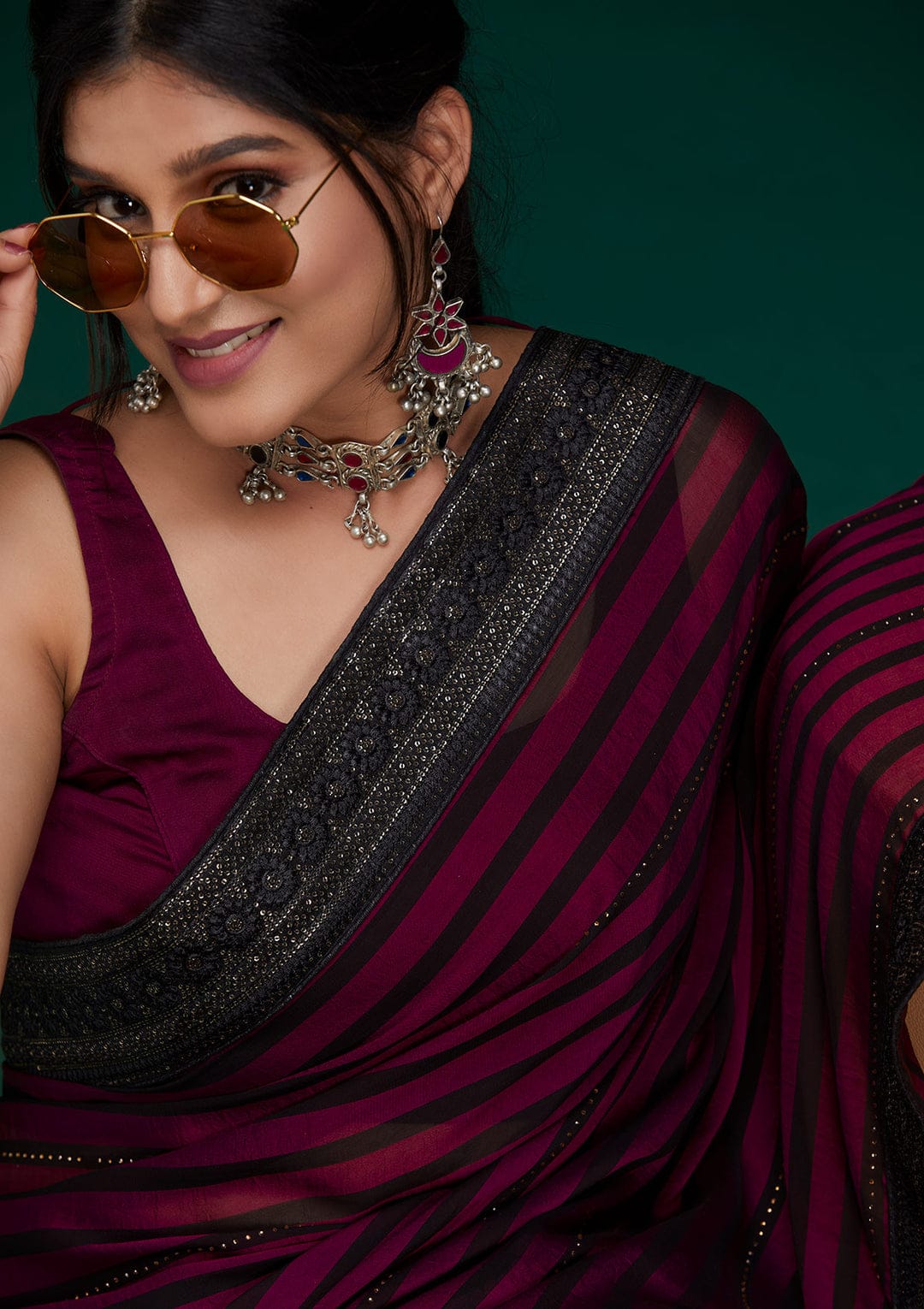 सीक्वेंस एम्ब्रॉयडरी वर्क वाली ट्रेंडिंग साड़ी