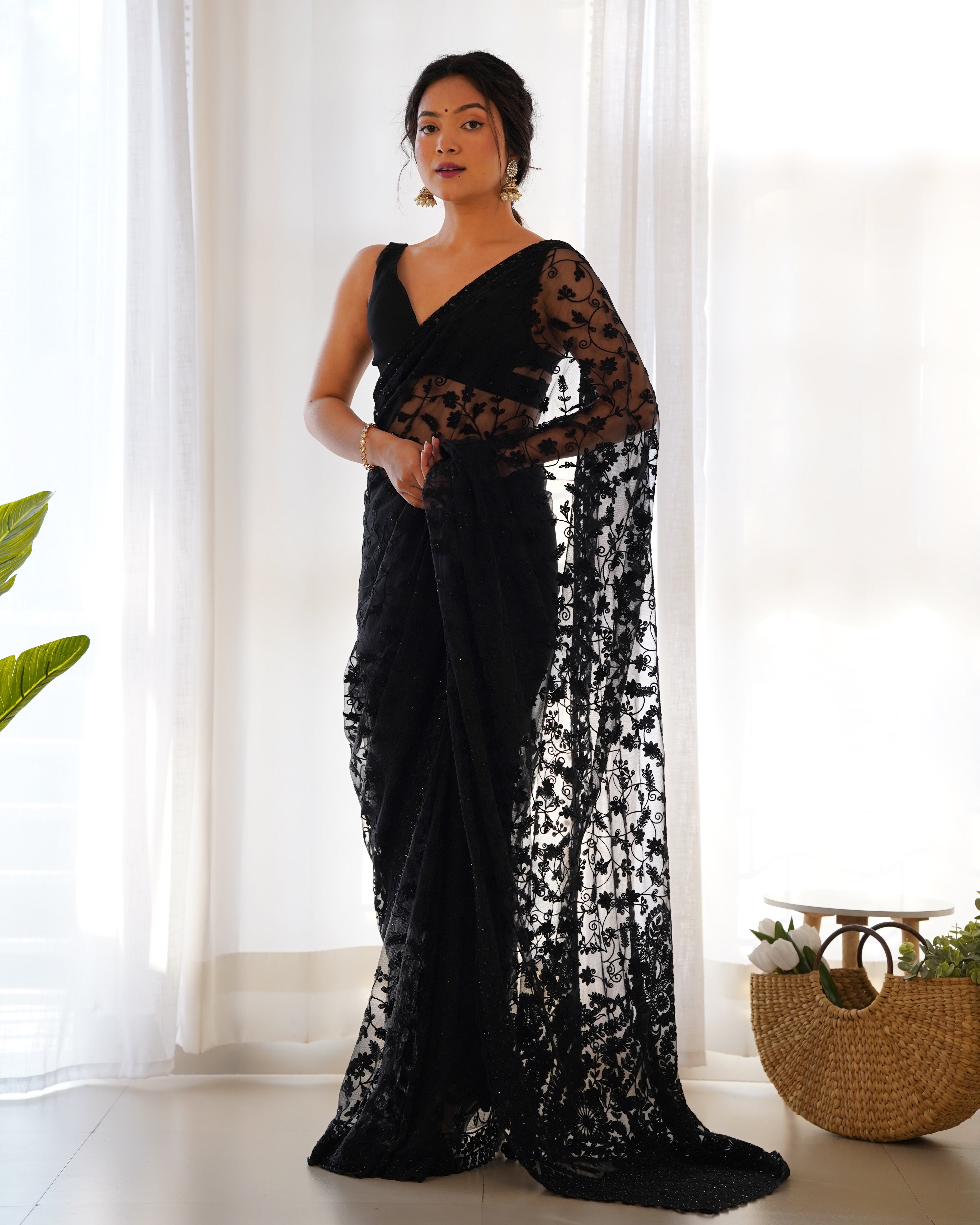 ज़री कढ़ाई और स्टोन वर्क वाली डिज़ाइनर साड़ी