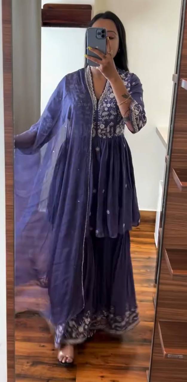 धागे के काम के साथ अनुक्रम कढ़ाई काम के साथ डिजाइनर सूट सेट