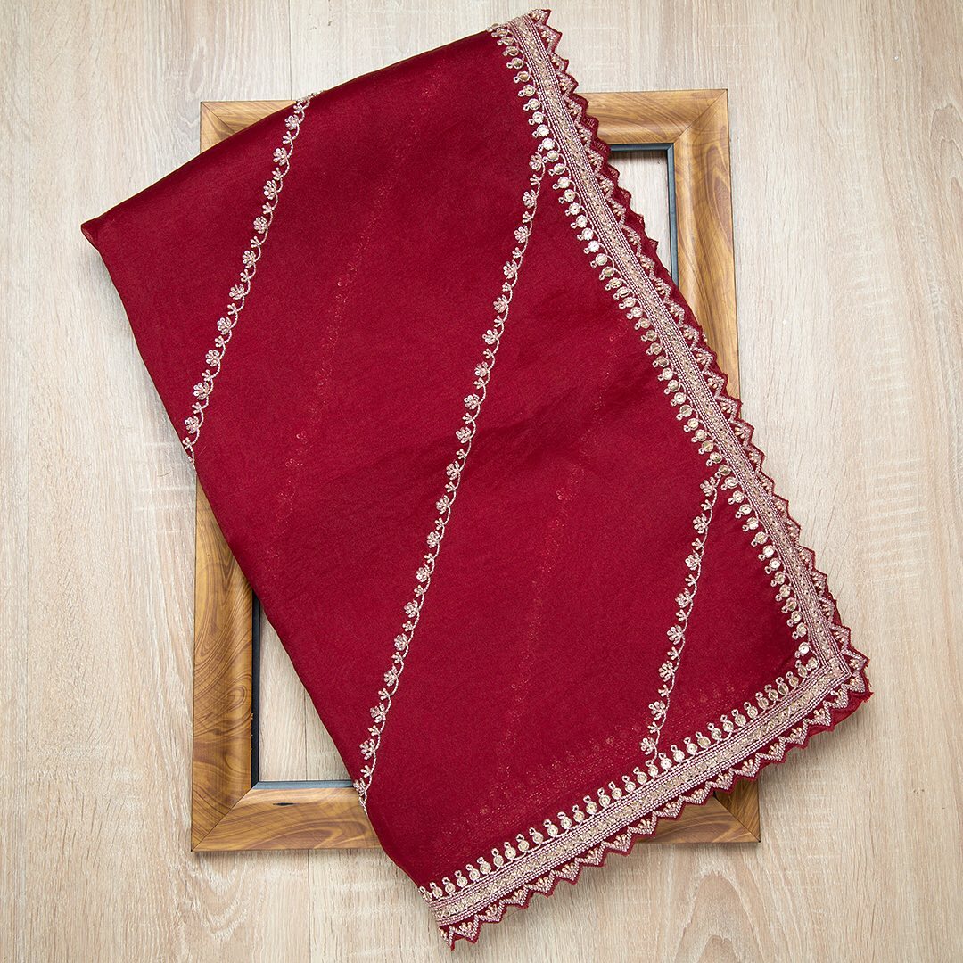 खूबसूरत सीक्वेंस और ज़री मल्टी वर्क वाली फैंसी साड़ी