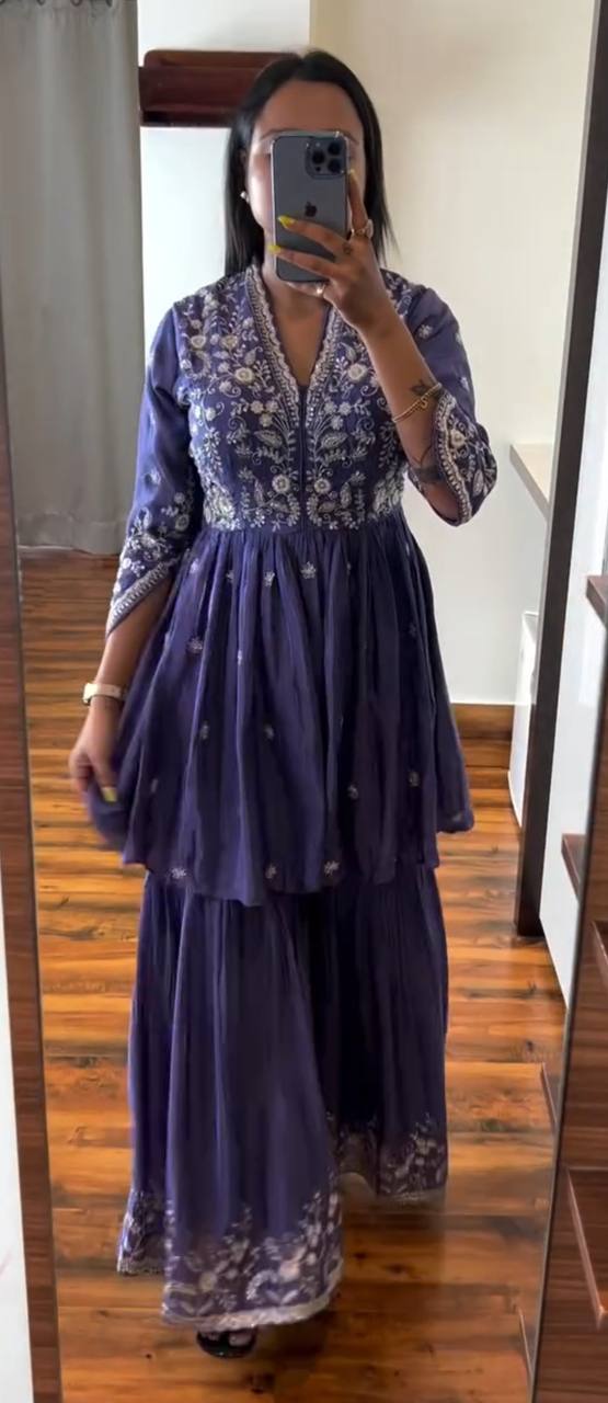 धागे के काम के साथ अनुक्रम कढ़ाई काम के साथ डिजाइनर सूट सेट