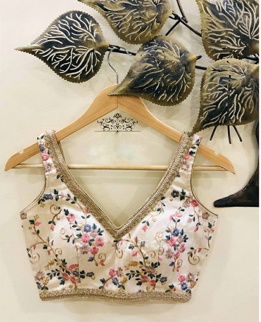 सीक्वेंस कढ़ाई, धागे और डोरी वर्क वाली फैंसी साड़ी