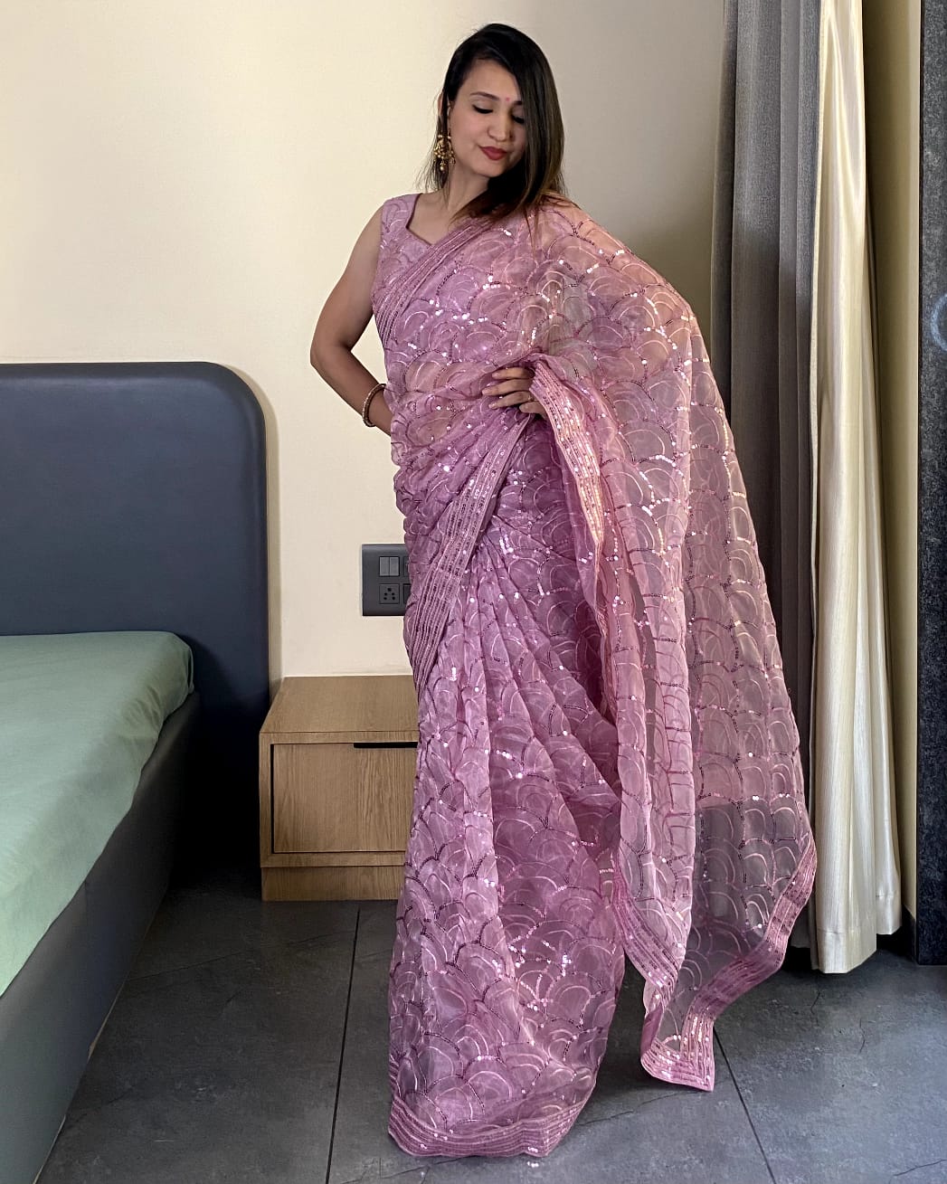 कढ़ाईदार लेस बॉर्डर वाली ज़री डोरी वाली डिज़ाइनर साड़ी