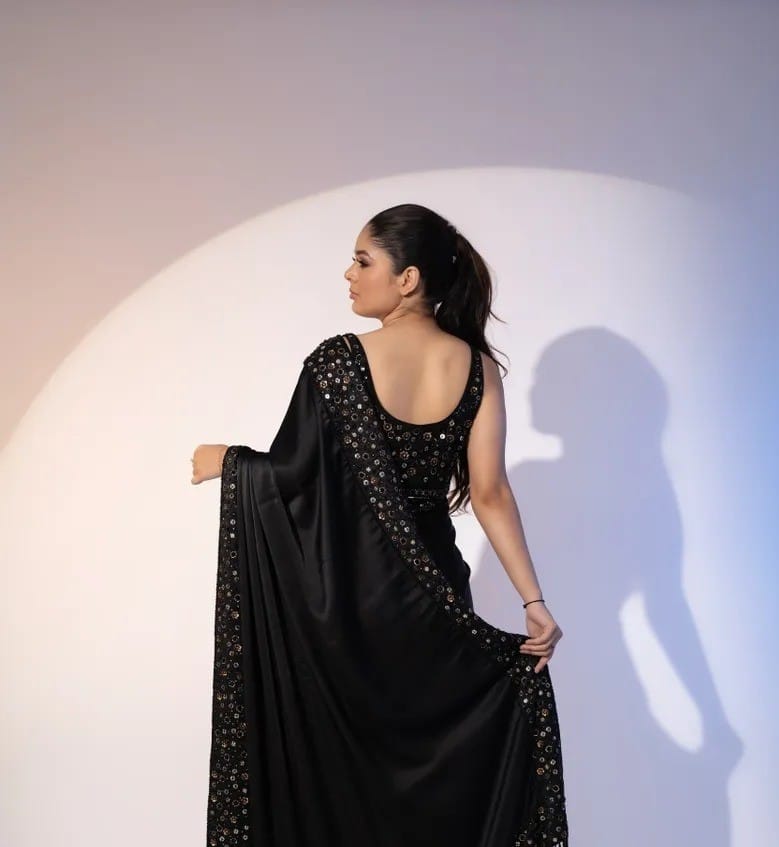 सीक्वेंस कढ़ाई वर्क वाली डिज़ाइनर साड़ी