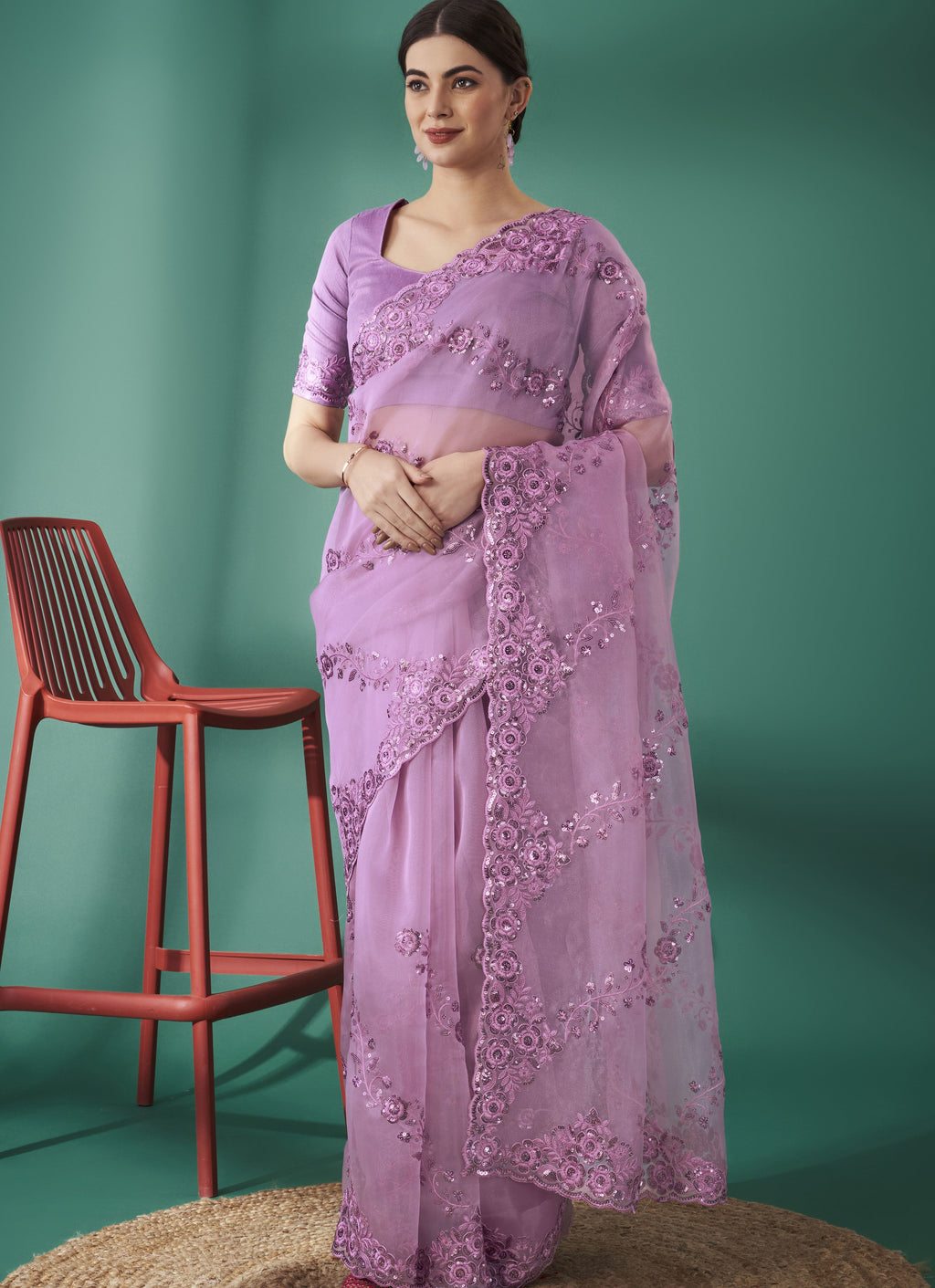 सीक्वेंस और थ्रेड वर्क वाली पार्टी वियर डिज़ाइनर साड़ी