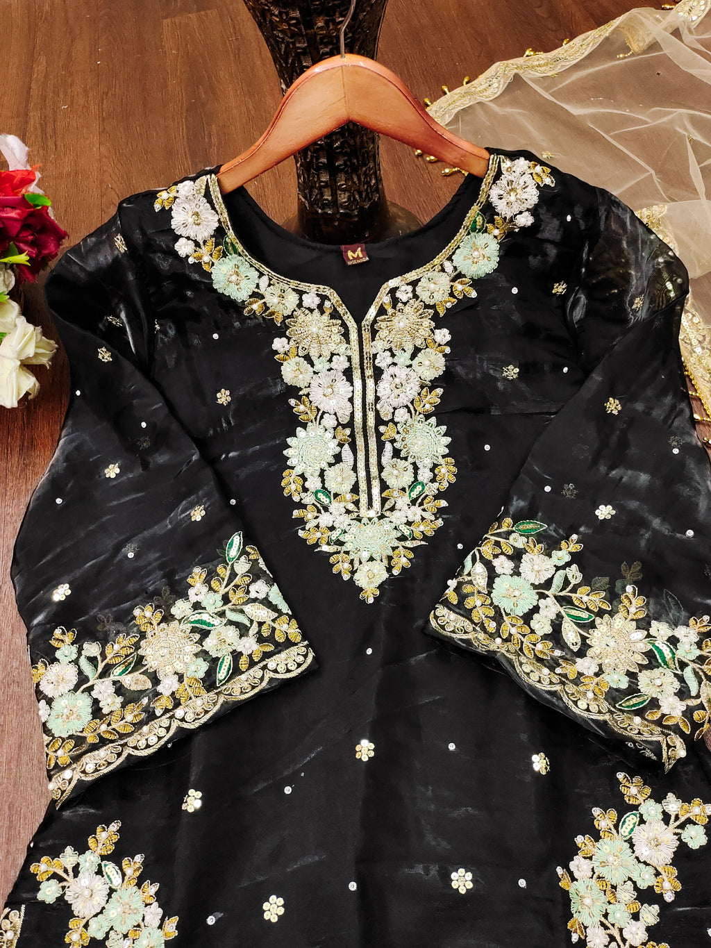 सीक्वेंस कढ़ाई वर्क के साथ डिज़ाइनर पार्टी वियर सूट सेट